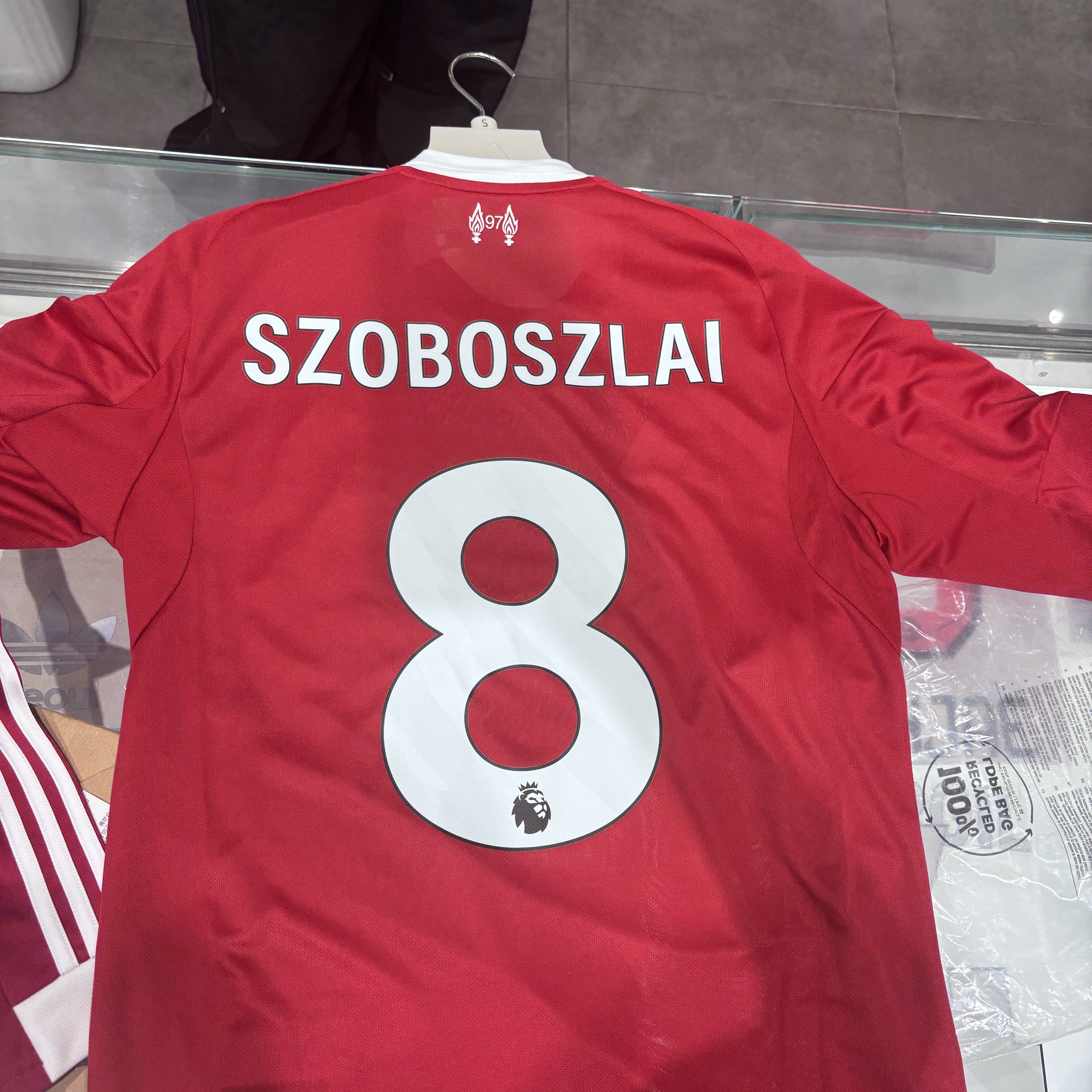 Adidas Liverpool FC 2025/26 Home Long Sleeve Jersey Strawberry Red - KR Sizing (Non Marking Ver.), Adidas Real Madrid 2024/25 Home Jersey White - KR Sizing (Non Marking Ver.) 착용 스타일 - 3
