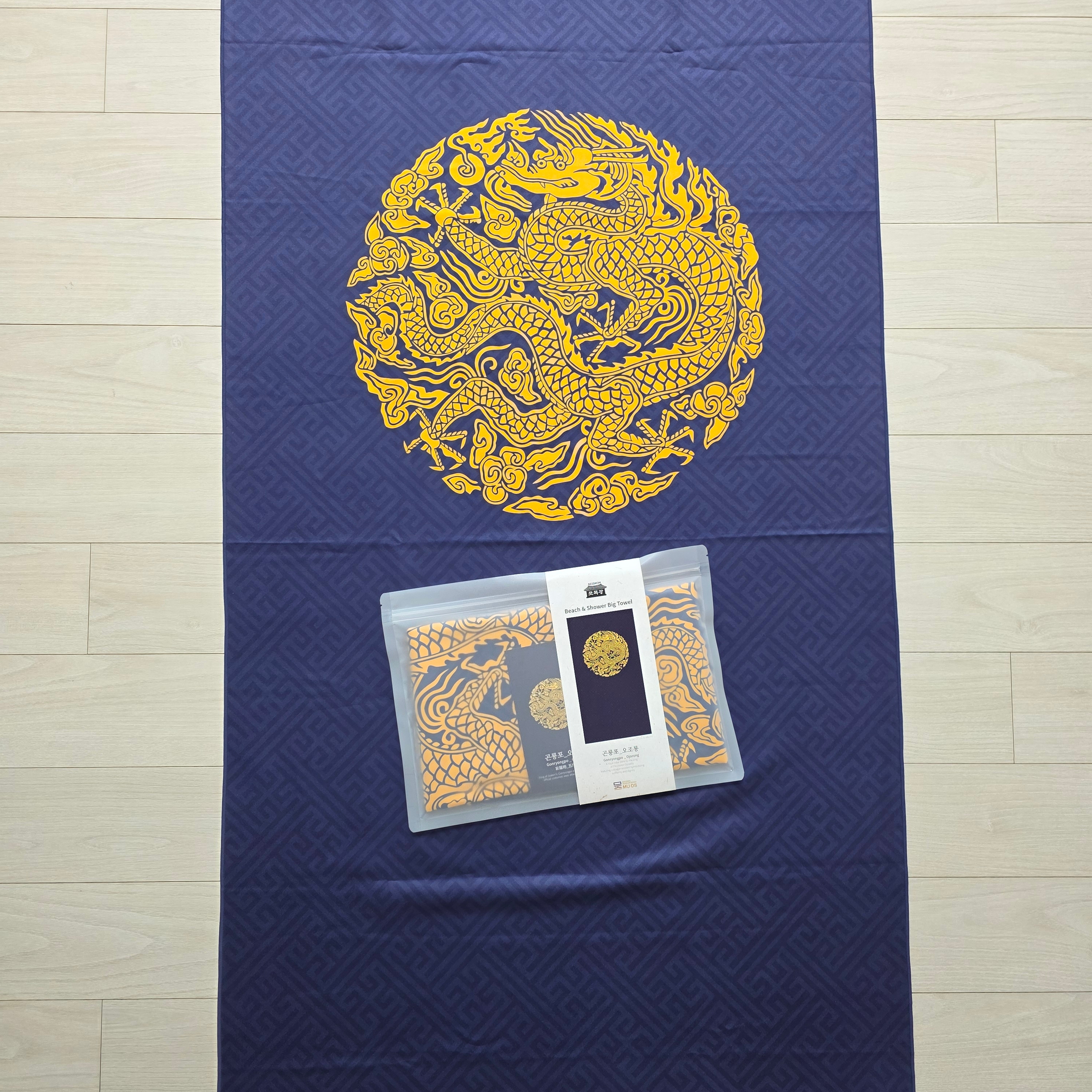 Muds Gonryongpo Beach Towel Blue 착용 스타일