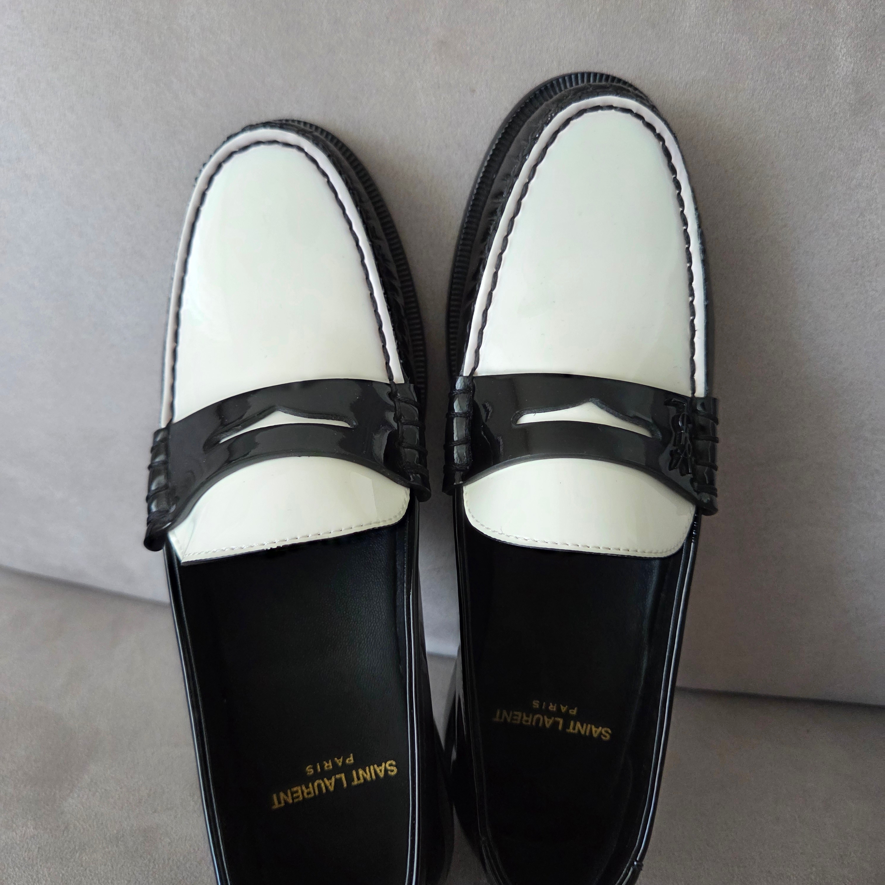 (W) Saint Laurent Le Loafer Monogram Penny Slippers in Patent Learher Black Bright White 착용 스타일