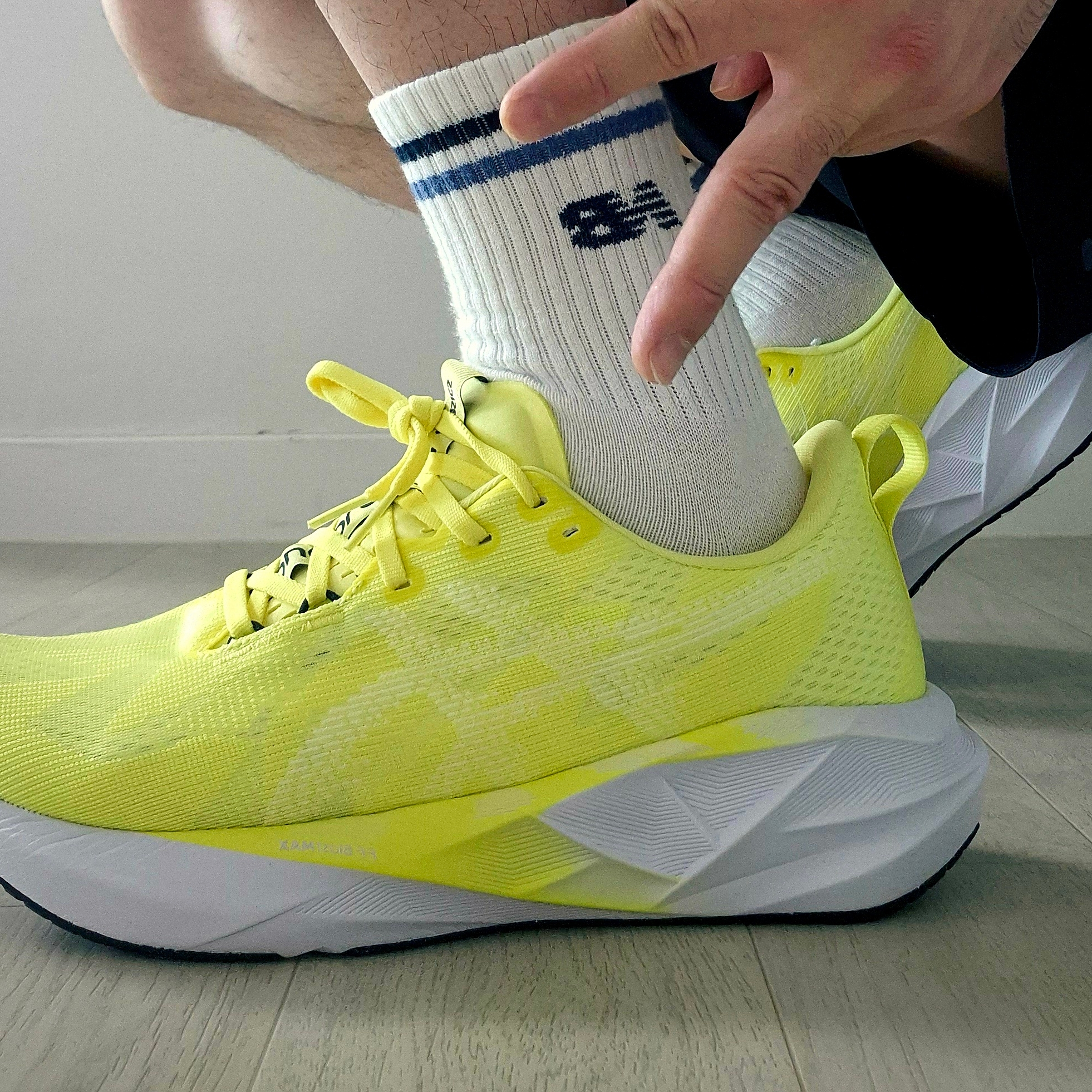 Asics Novablast 5 Citron White 착용 스타일 - 1
