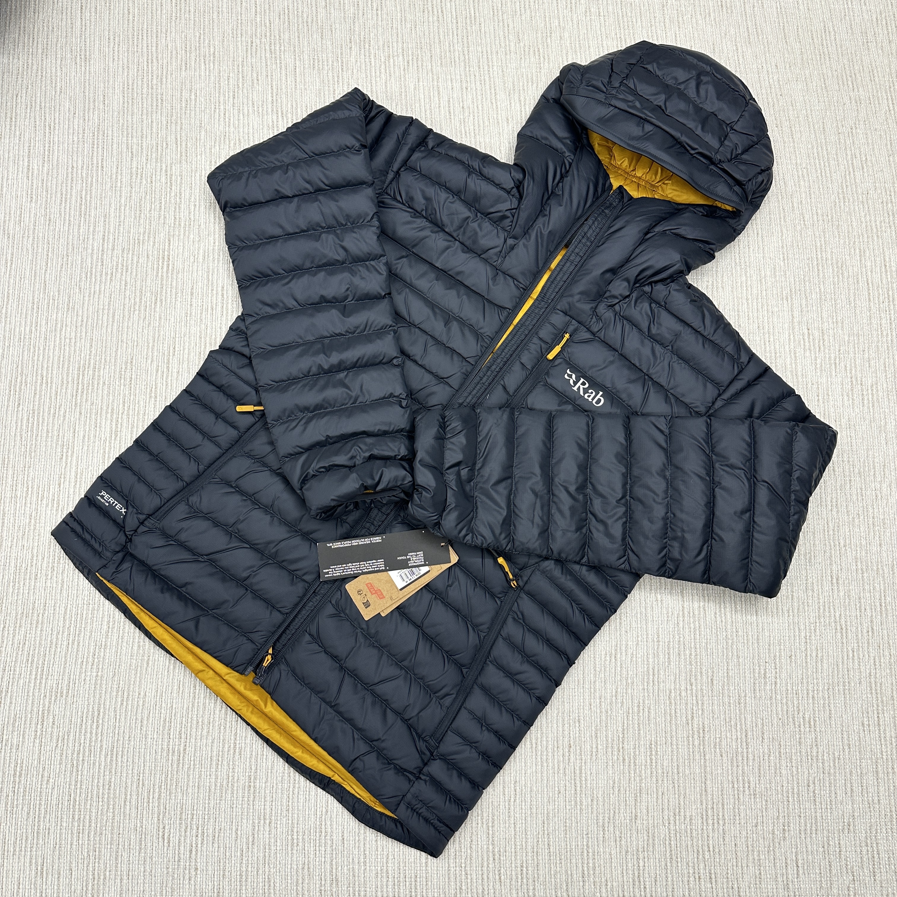 Rab Microlight Alpine Jacket Beluga 착용 스타일