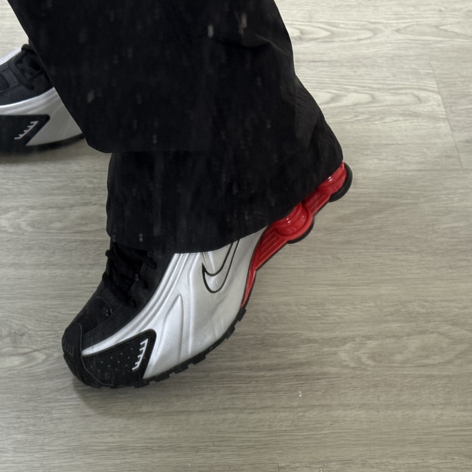 Nike Shox R4 Metallic Silver Red 착용 스타일 - 2