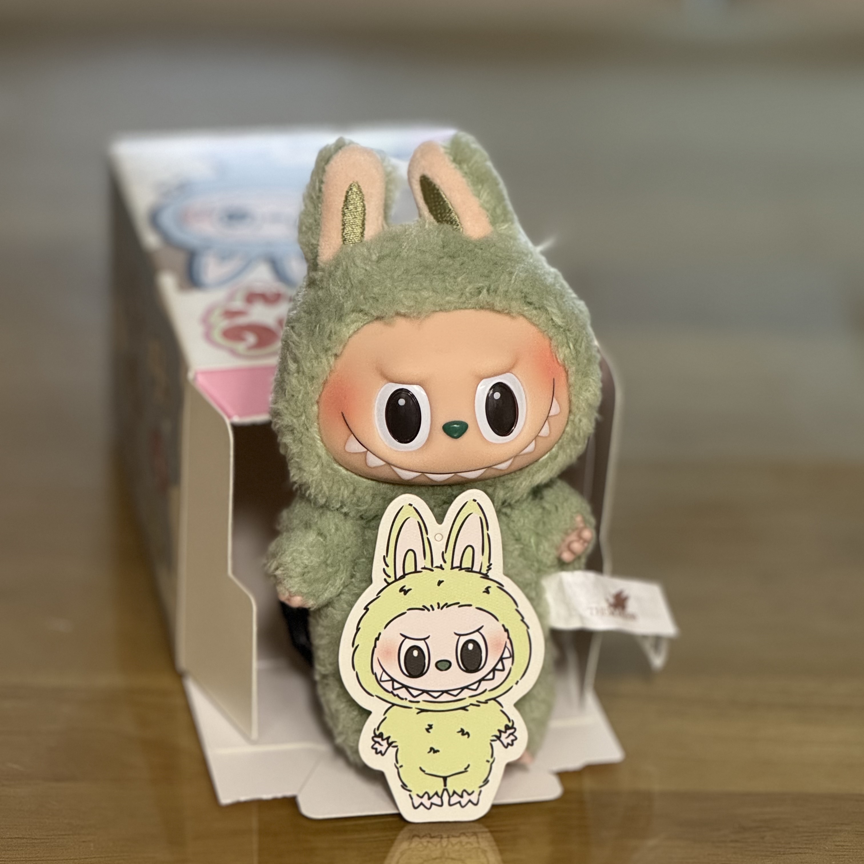 Pop Mart Labubu The Monsters Labubu Tasty Macarons Series Green Grape Keyring 착용 스타일