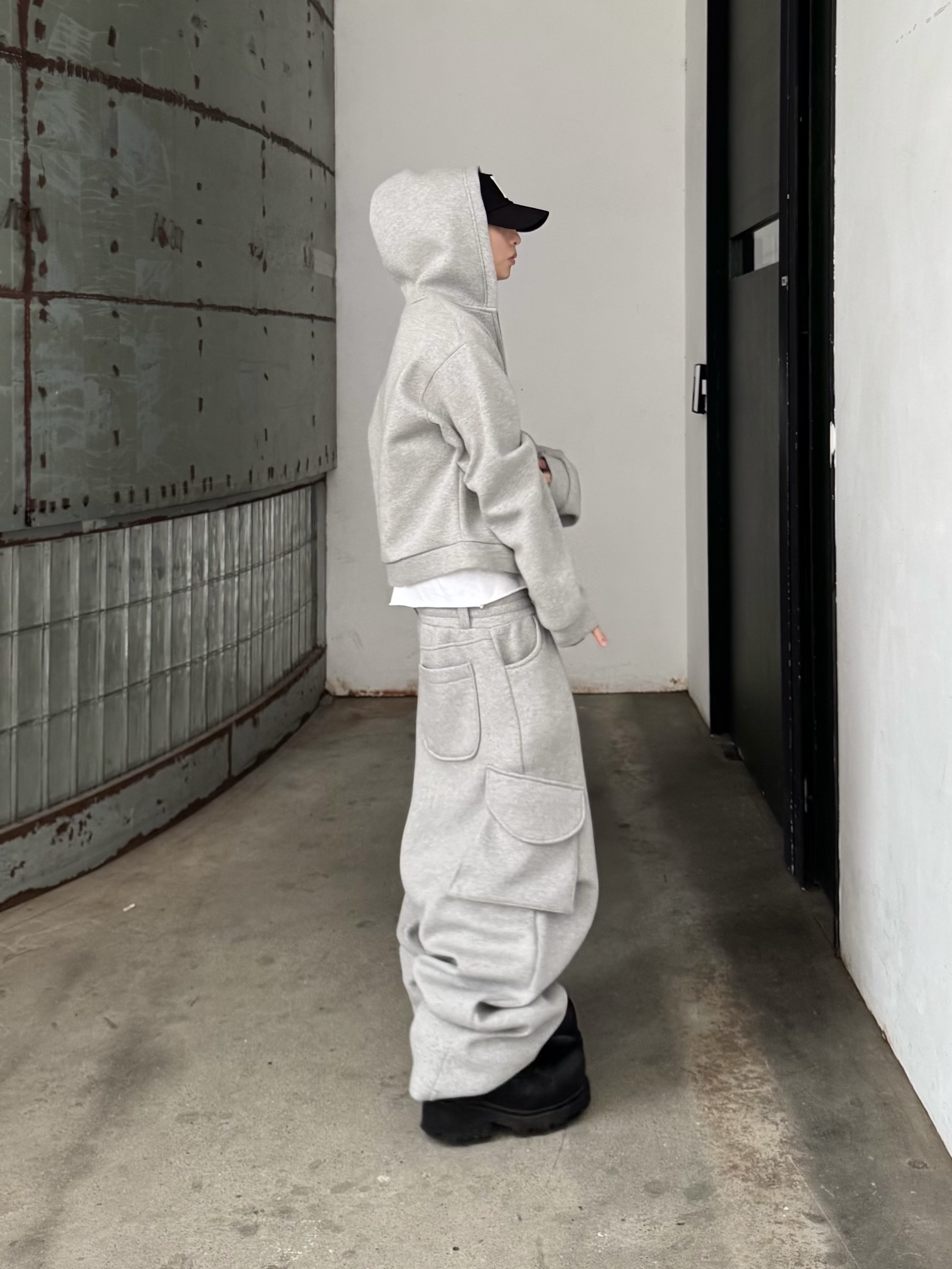 MJD X KOIN SEOUL Wide Cargo Sweat Pants, [KREAM 단독] Kamien x KOIN SEOUL K Logo Ball Cap Black 착용 스타일 - 5