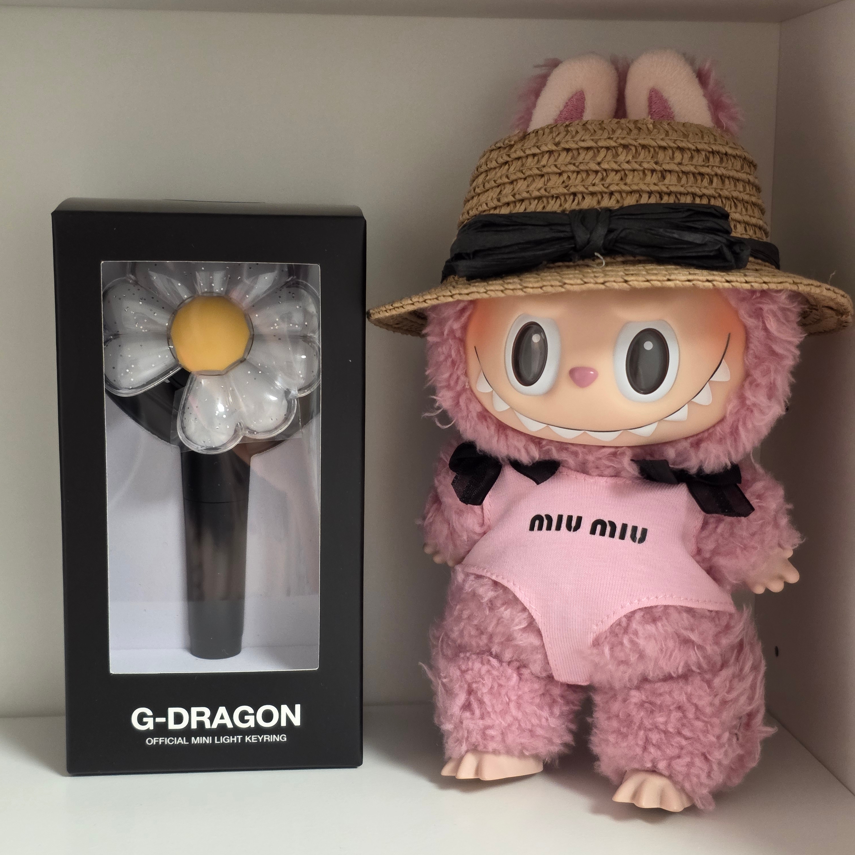 Pop Mart Labubu The Monsters Labubu Tasty Macarons Series Lyche Berry Keyring, G-DRAGON Ubermensch Official Mini Light Keyring 착용 스타일