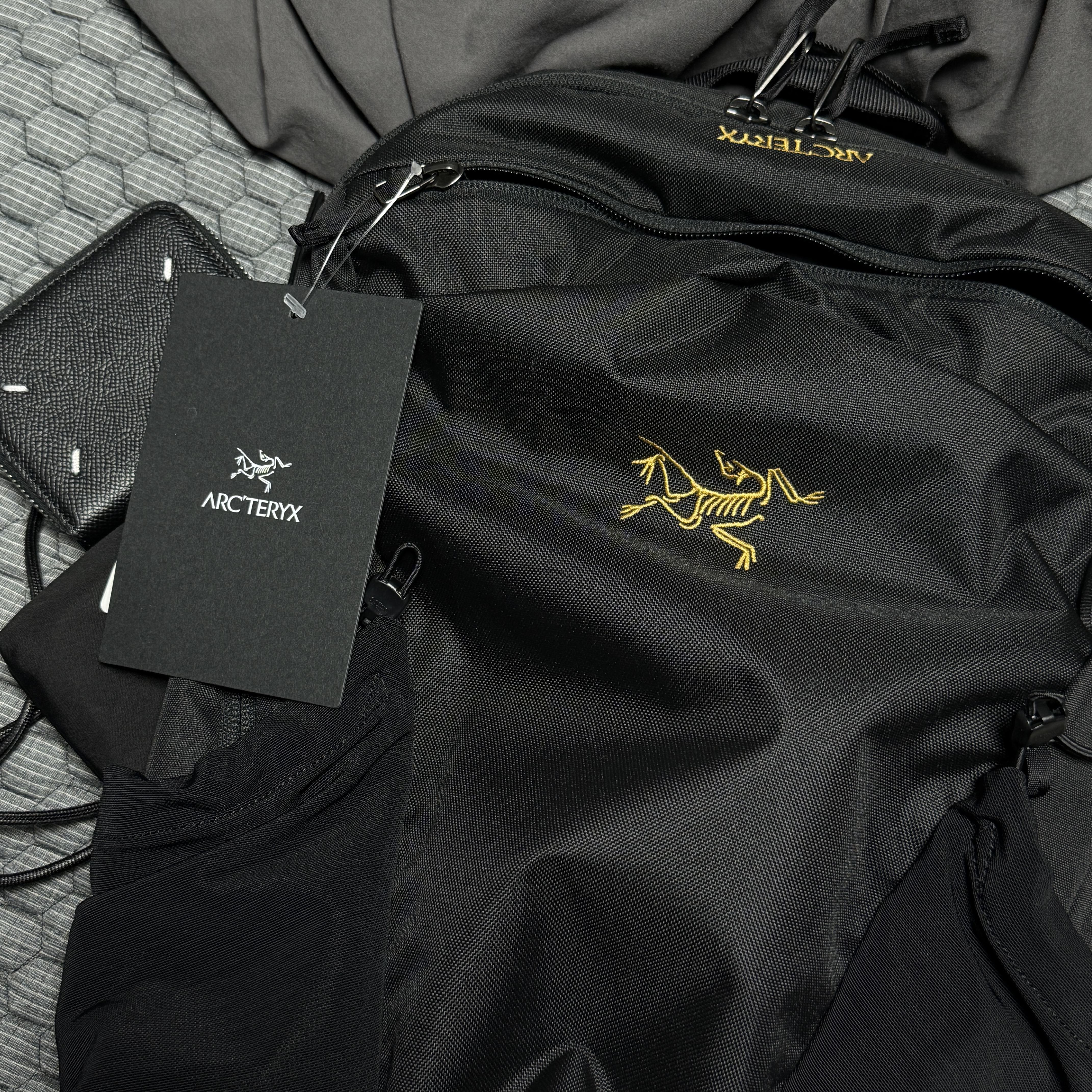 Arc'teryx Mantis 16 Backpack Black, Maison Margiela Zip Around Compact Wallet Black 착용 스타일