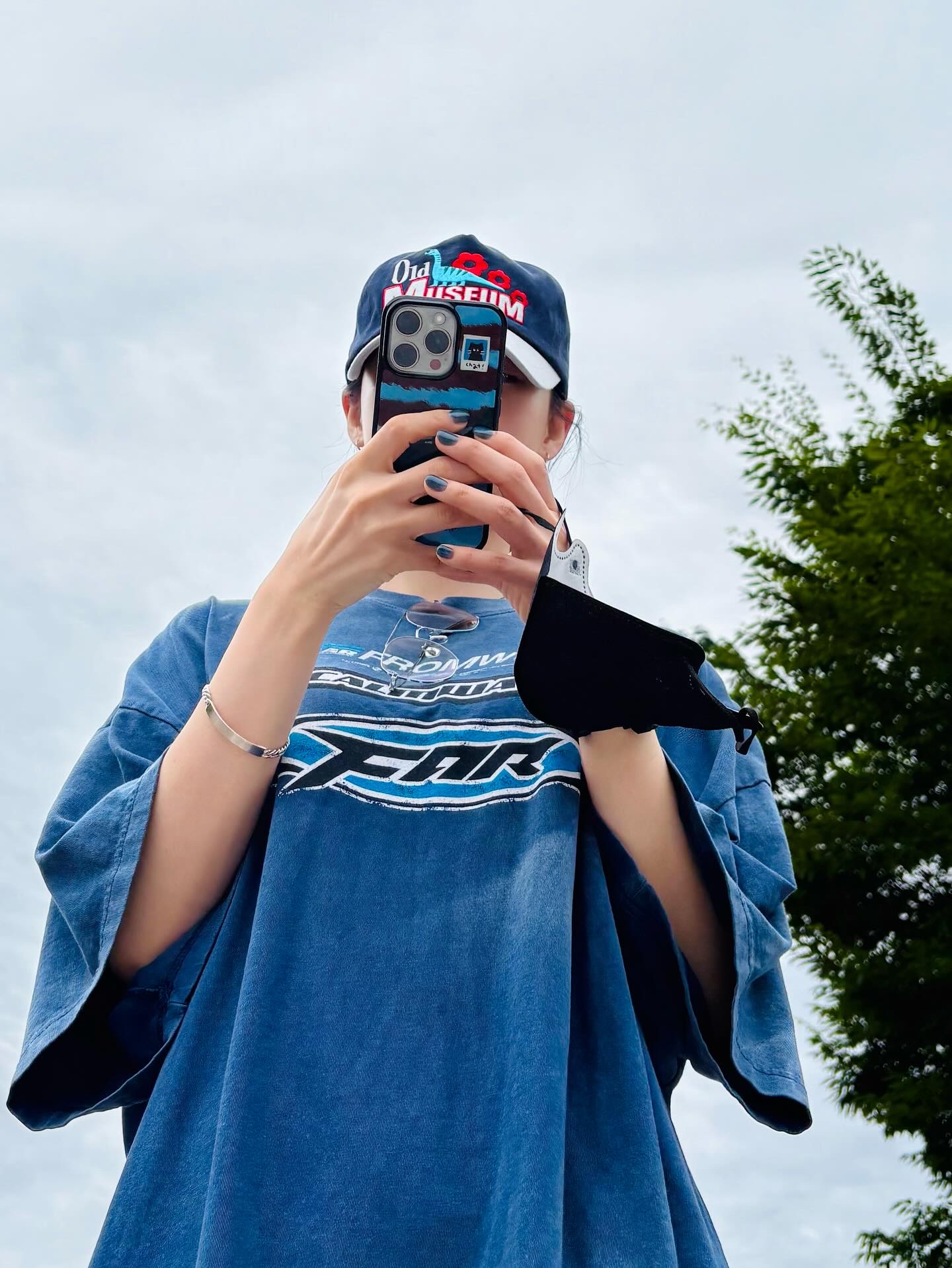 Farfromwhat Far Washed Logo T-Shirts Navy 착용 스타일 - 1