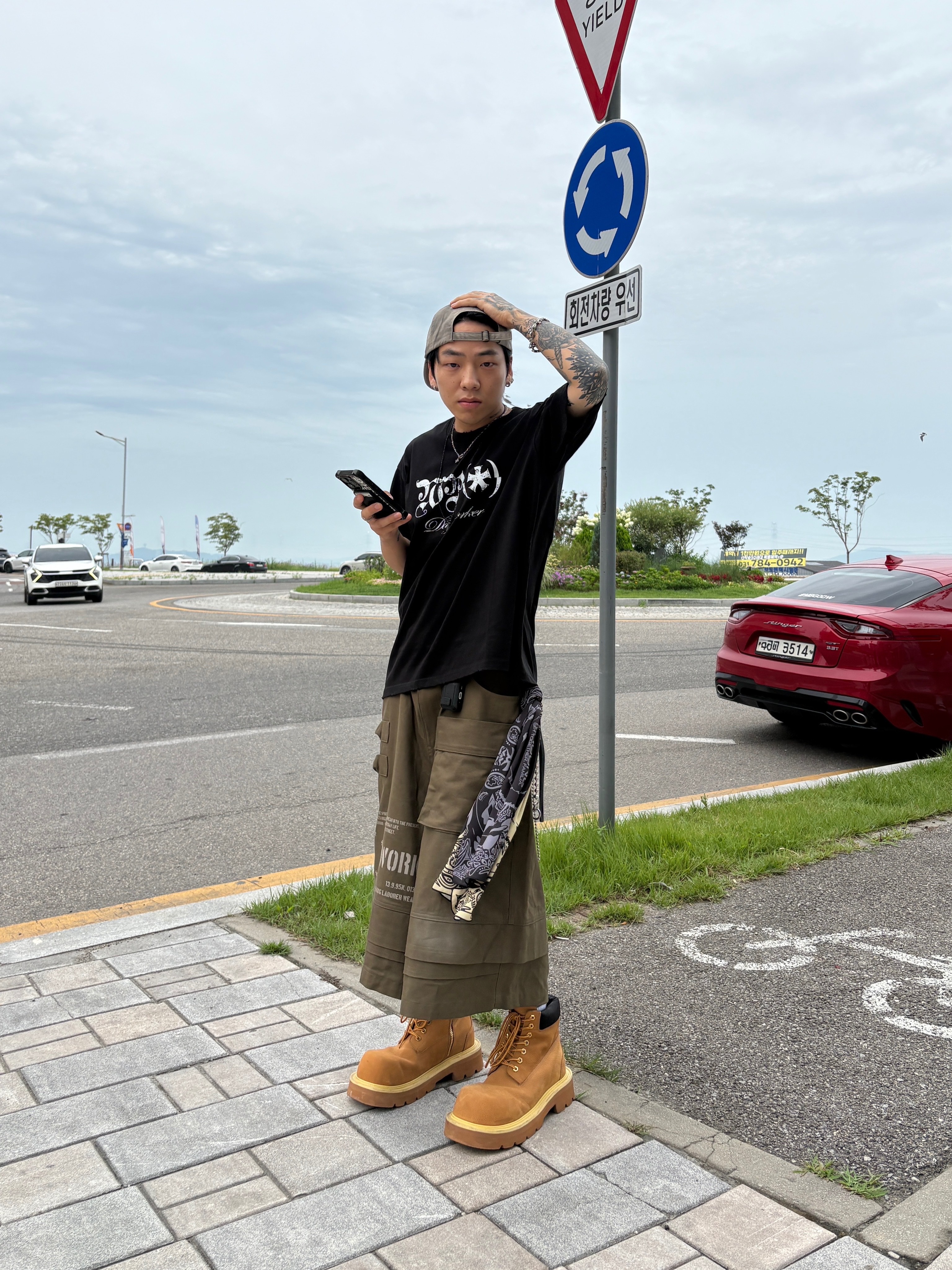 Wapworks Dayworker T-Shirt Black, Wapworks Engineered Oxford Bermuda Khaki 착용 스타일 - 1