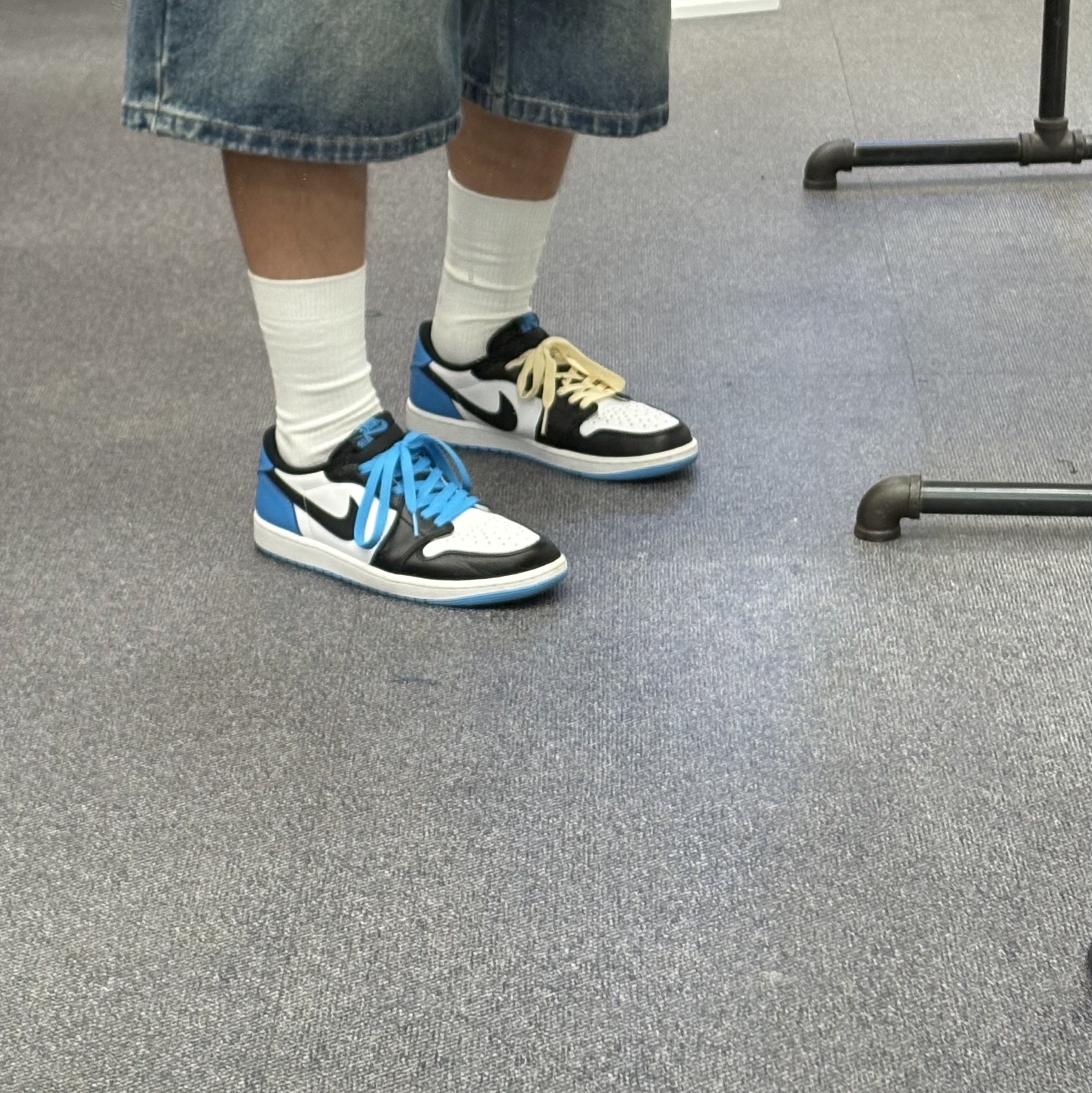 Jordan 1 Retro Low OG Black and Dark Powder Blue 착용 스타일