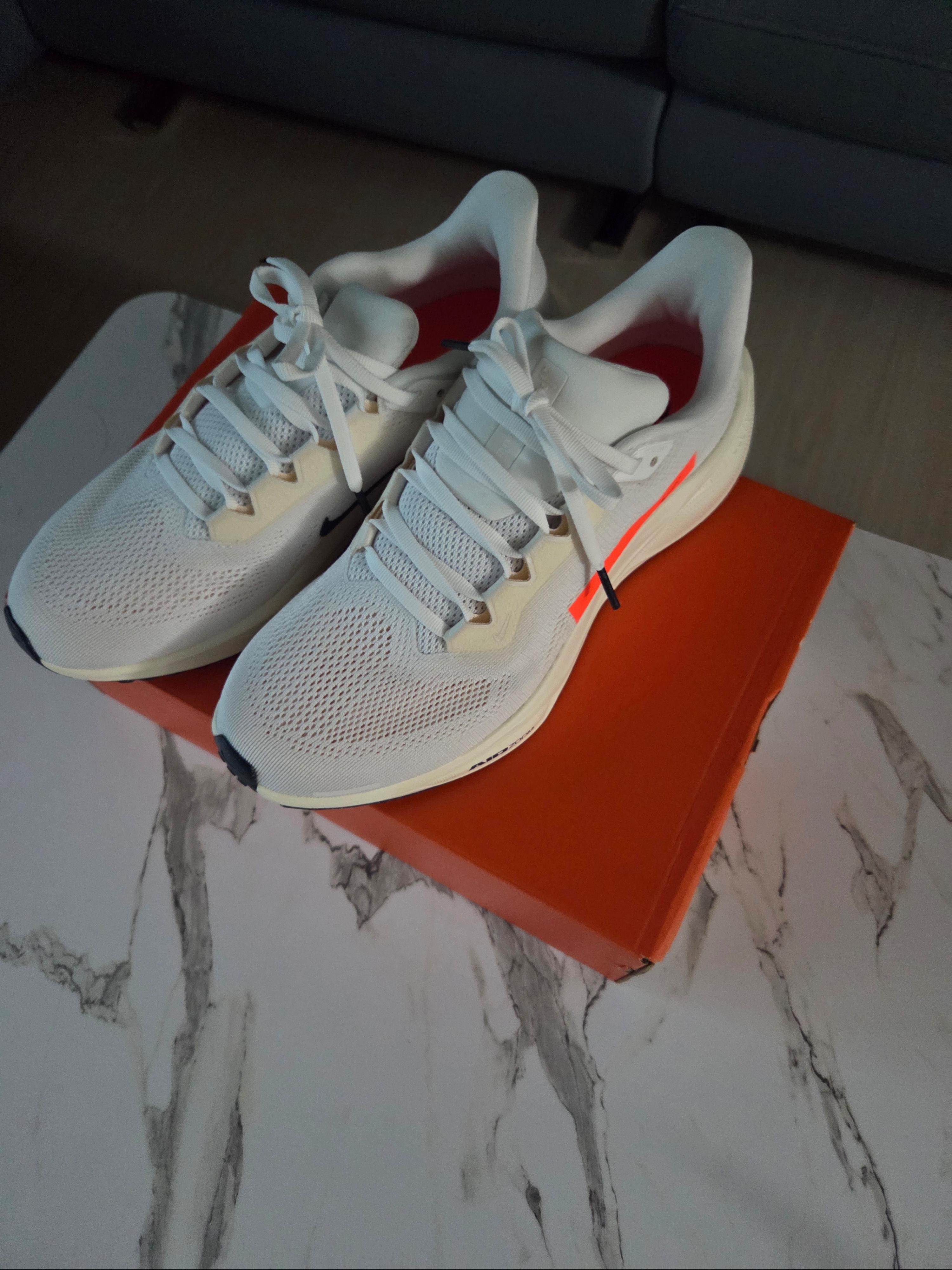 Nike Pegasus 41 PQ White Hyper Crimson 착용 스타일 - 2