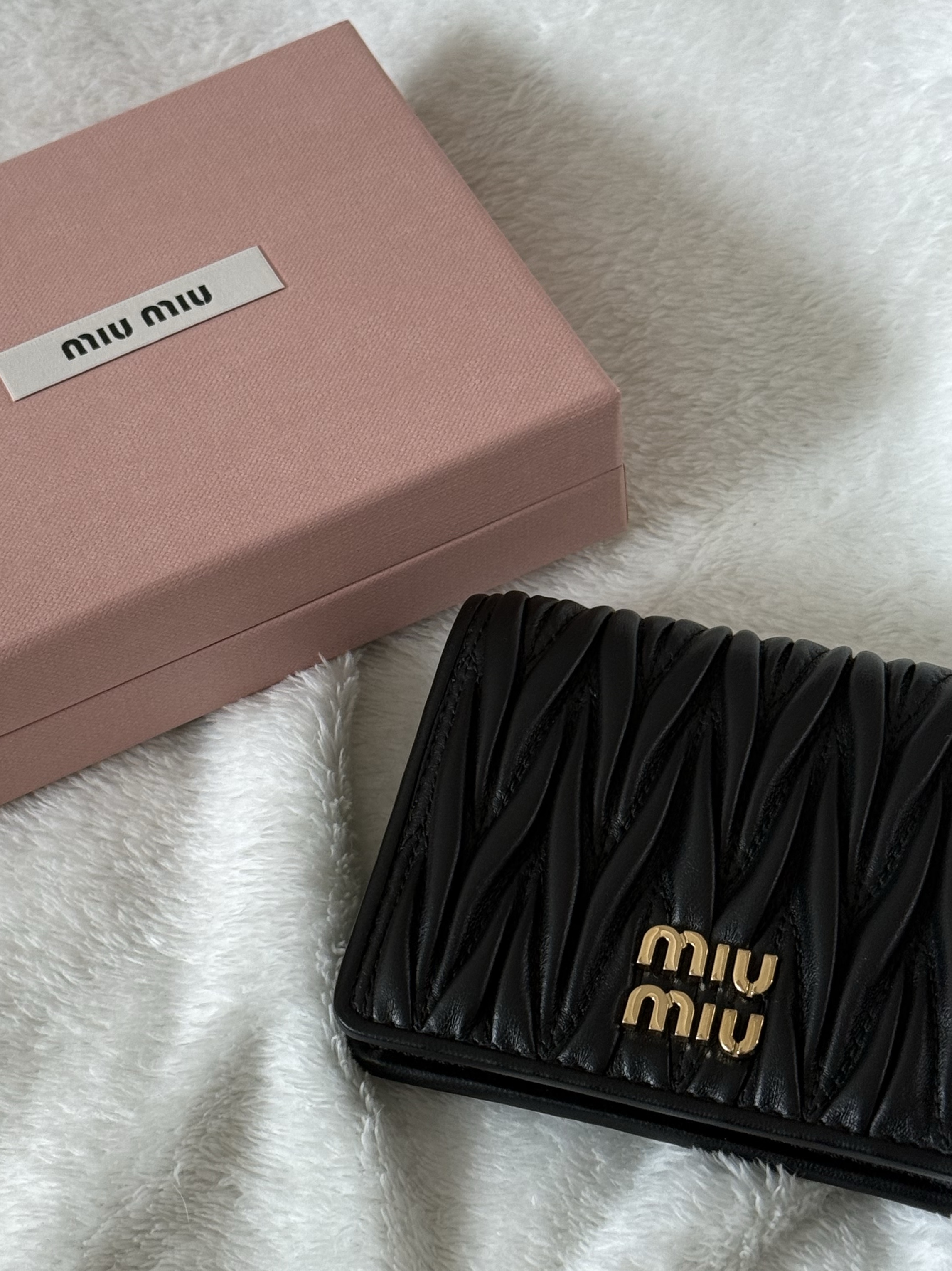 Miu Miu Matelasse Nappa Leather Wallet Black 착용 스타일 - 1