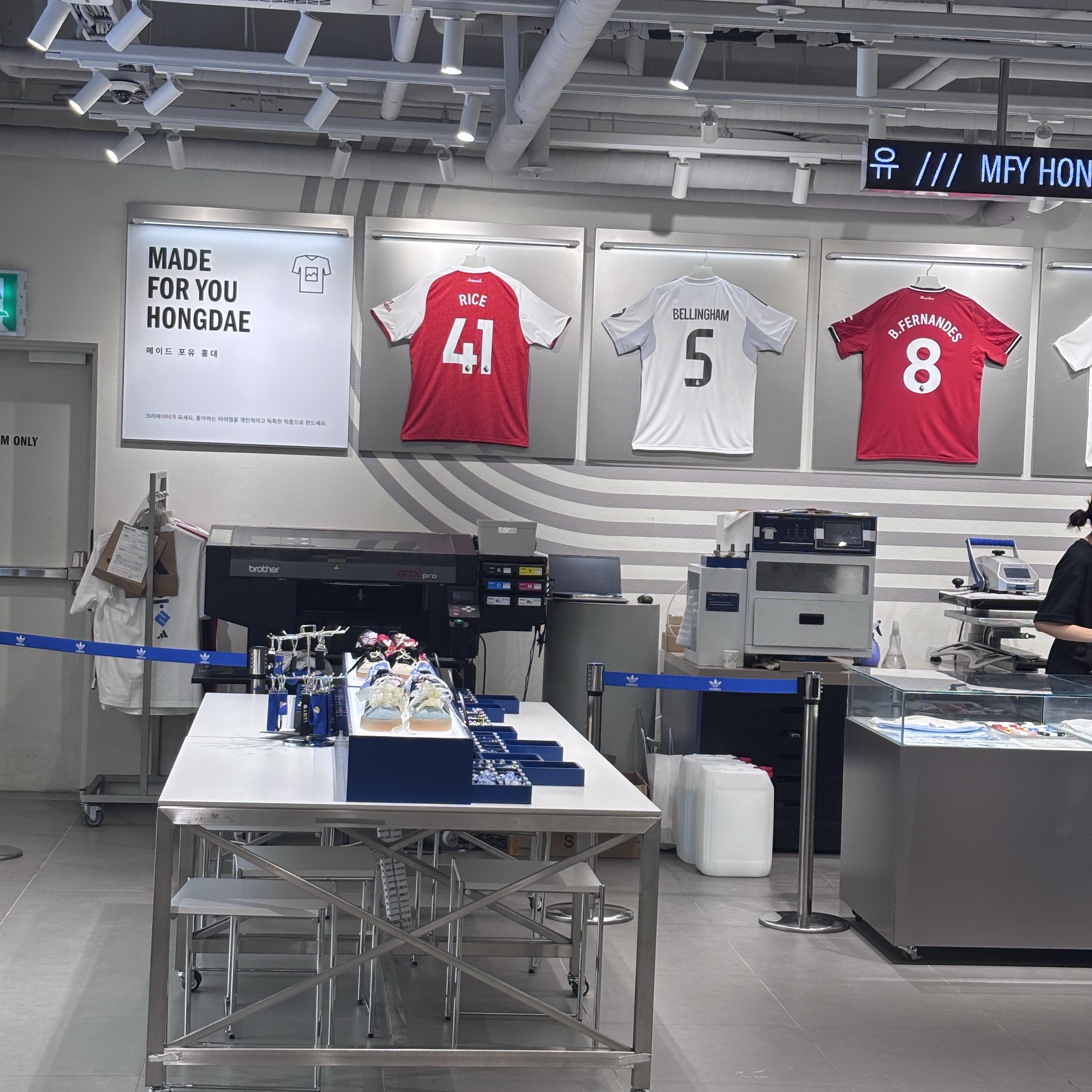 Adidas Liverpool FC 2025/26 Home Long Sleeve Jersey Strawberry Red - KR Sizing (Non Marking Ver.), Adidas Real Madrid 2024/25 Home Jersey White - KR Sizing (Non Marking Ver.) 착용 스타일 - 1