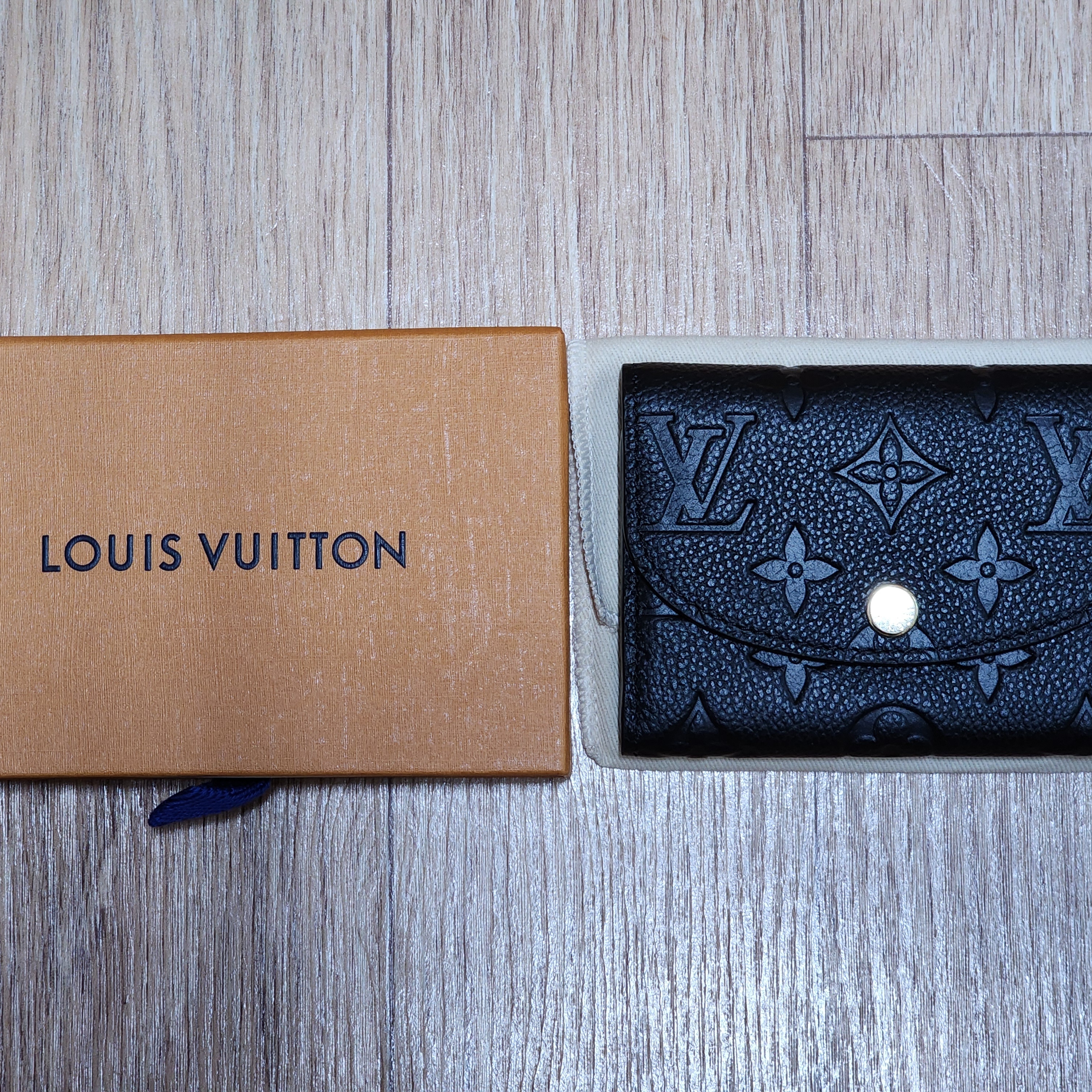 Louis Vuitton Rosalie Coin Purse Monogram Black 착용 스타일