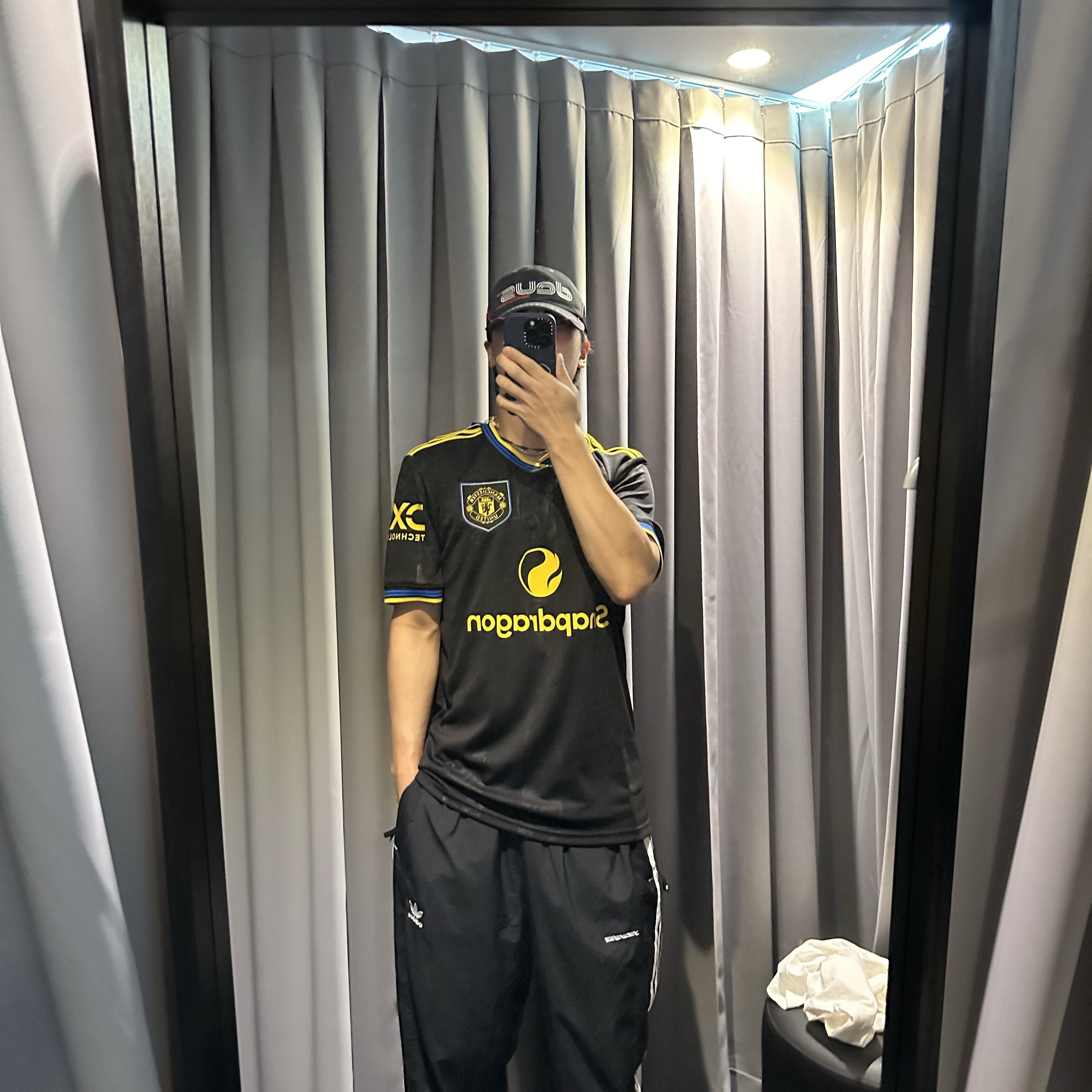 Adidas Manchester United 2025/26 3rd Jersey Black - KR Sizing (Non Marking Ver.), Adidas Manchester United 2025/26 Home Jersey Mufc Red - KR Sizing (Non Marking Ver.) 착용 스타일