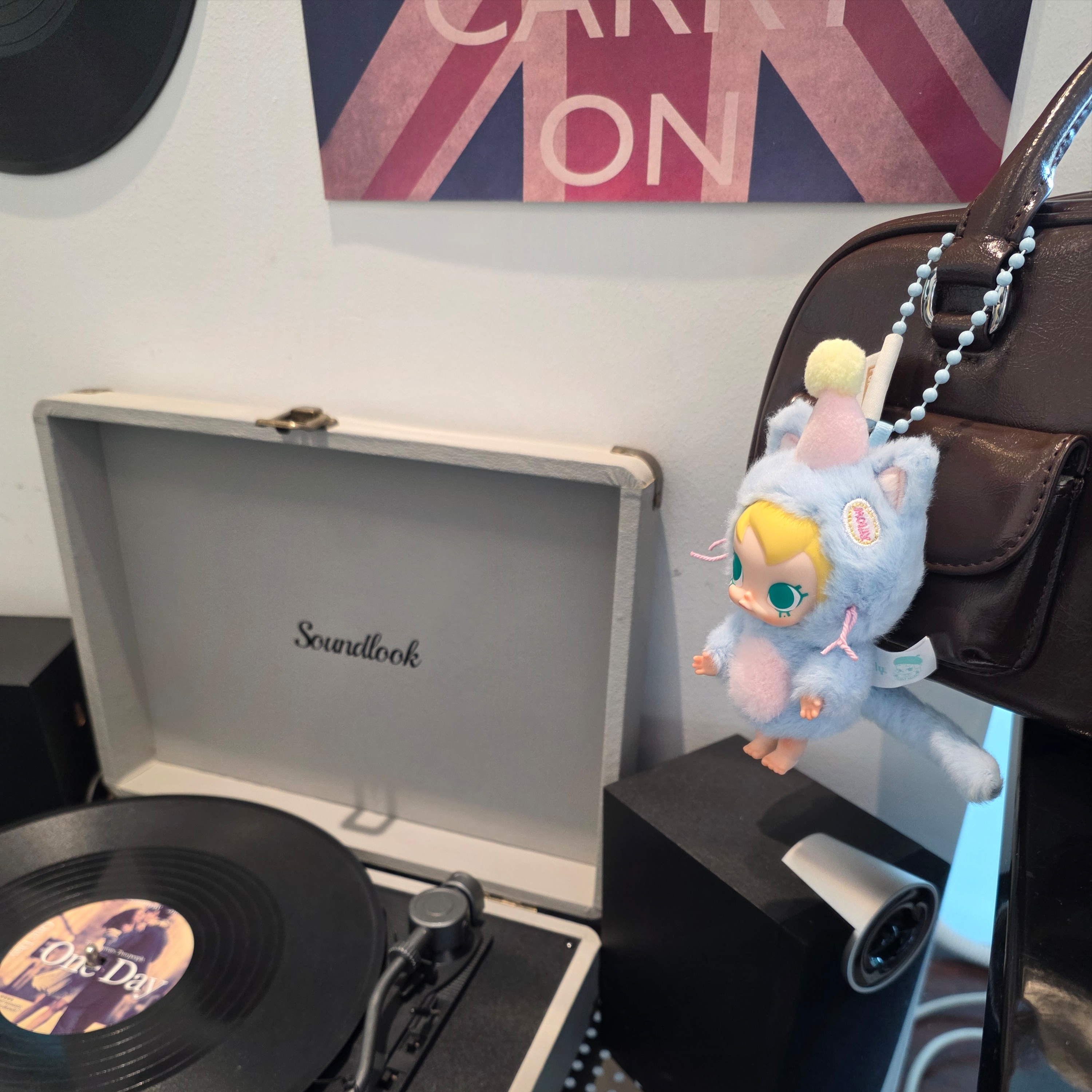 Pop Mart Baby Molly Pocket Friends Series Vinyl Plush Pendant Feeling Blue (Opened Case) 착용 스타일