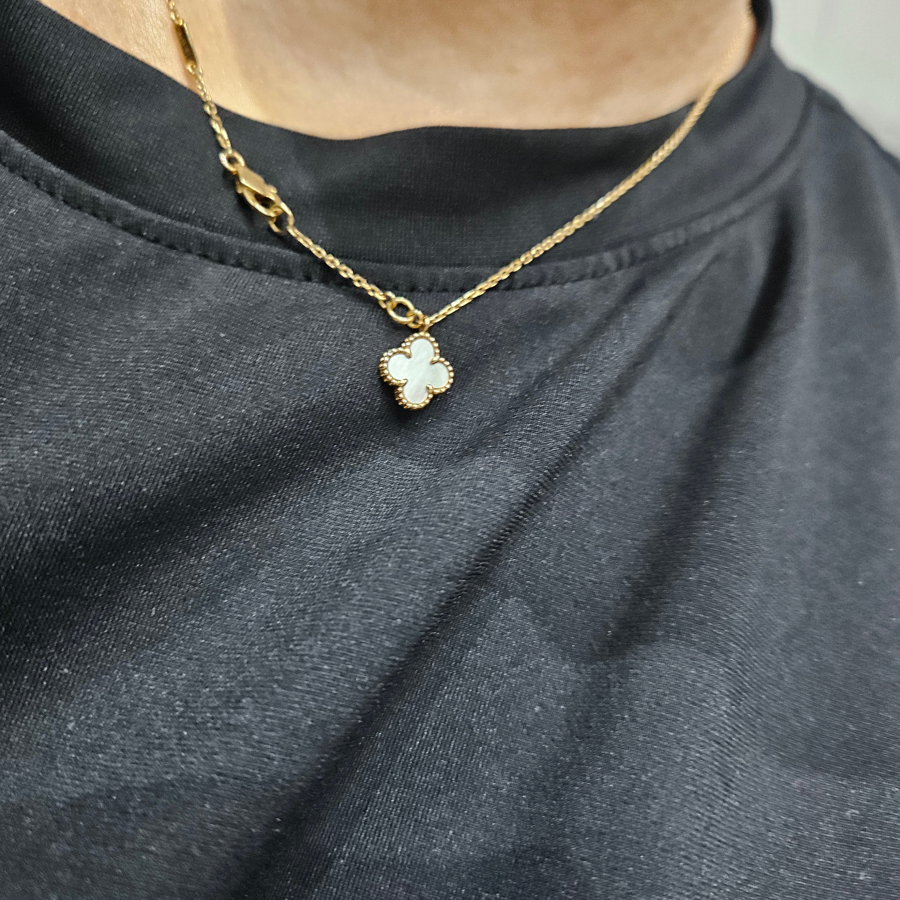 (W) Van Cleef & Arpels Sweet Alhambra Pendant Yellow Gold Mother of Pearl 착용 스타일