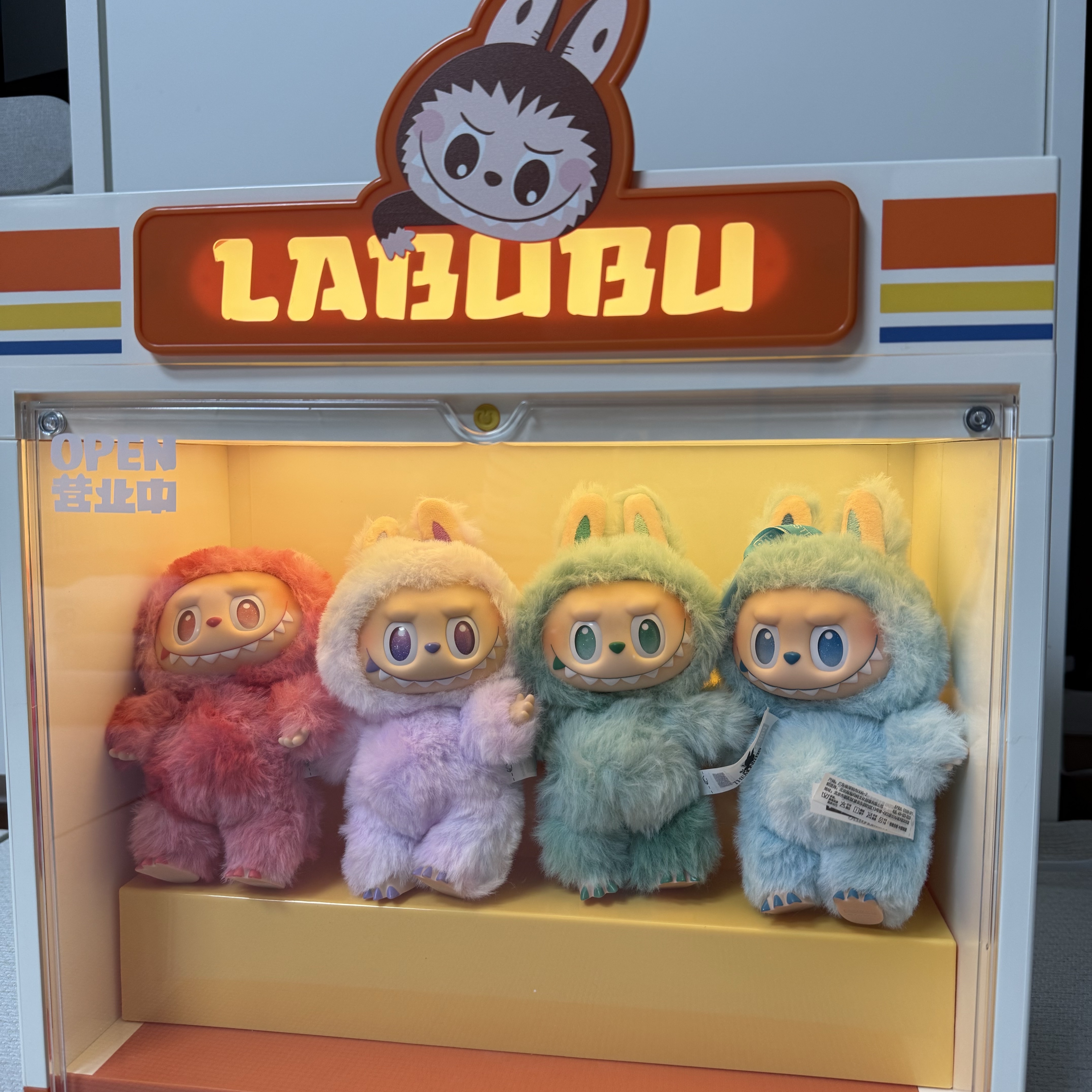 Pop Mart Labubu The Monsters Wacky Mart Series Display Container 착용 스타일