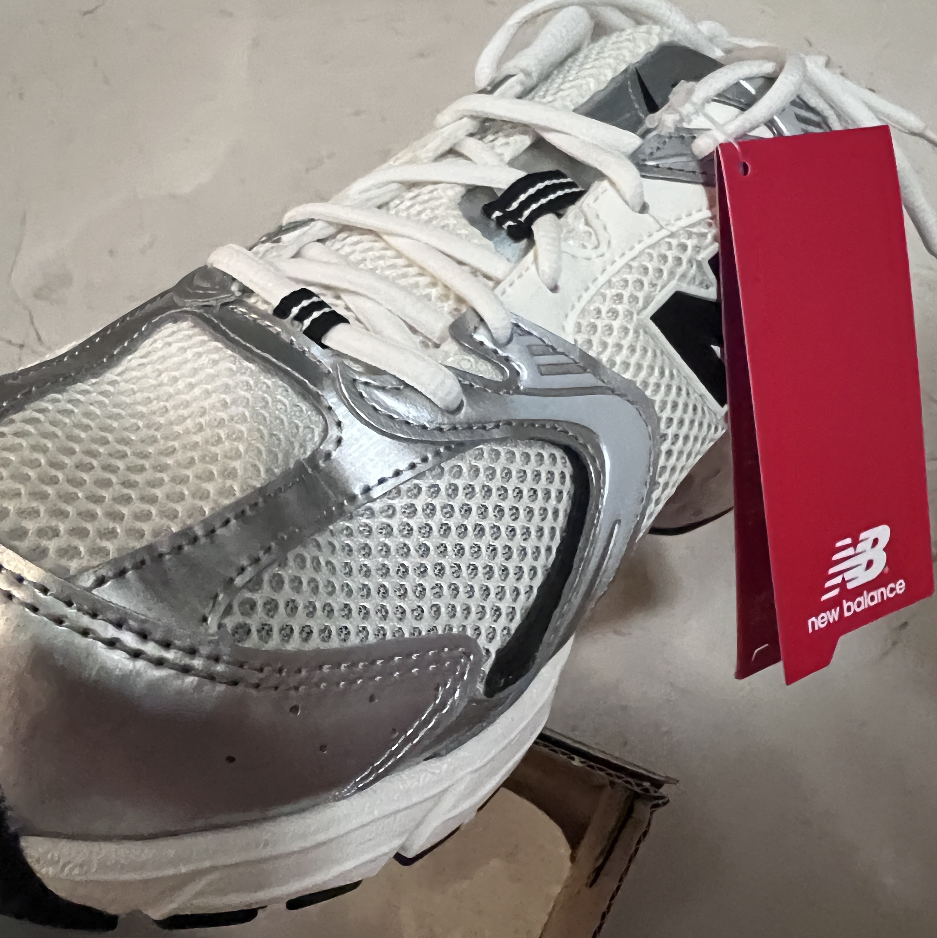 New Balance 530 Angora Cream Silver 착용 스타일