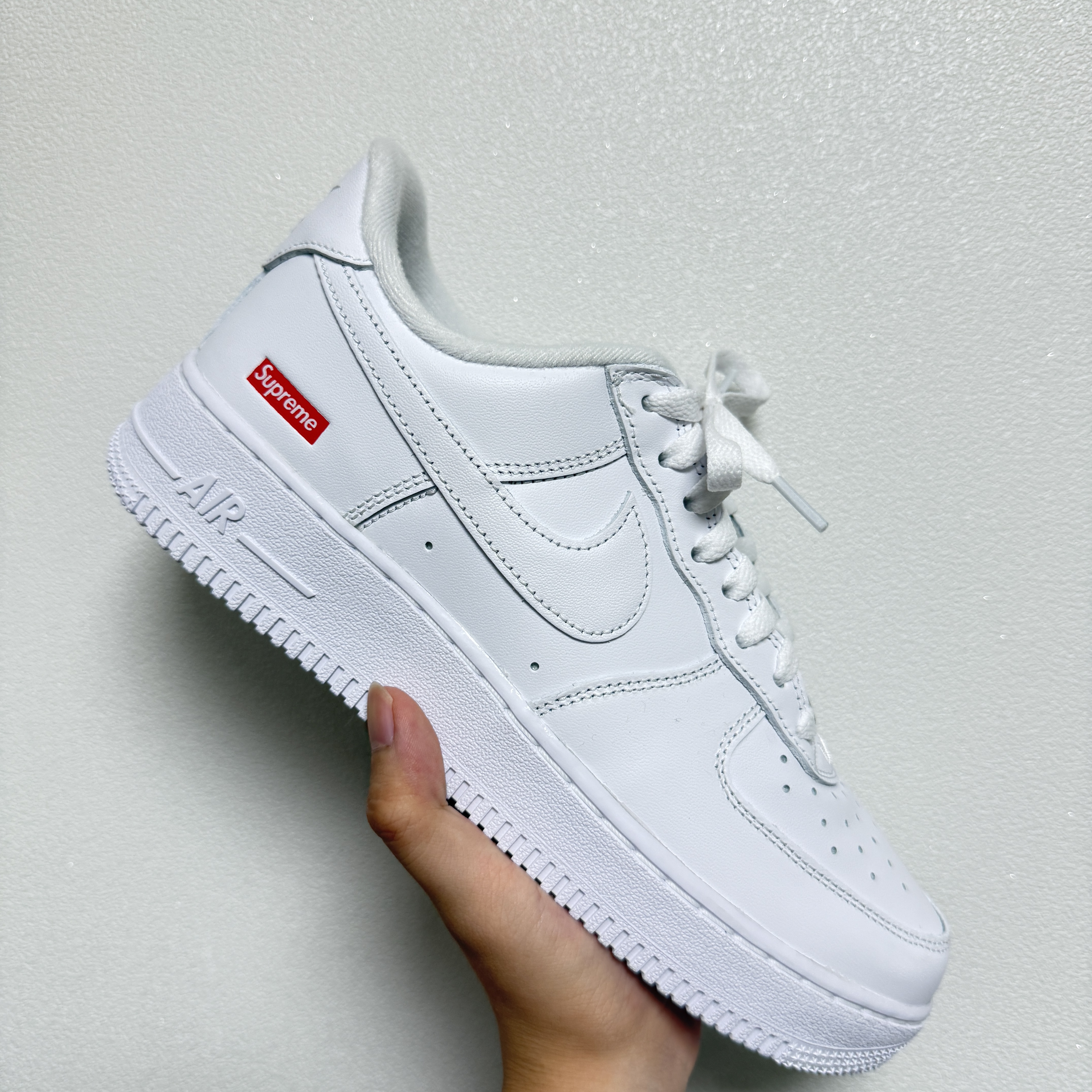 Nike x Supreme Air Force 1 Low White 착용 스타일