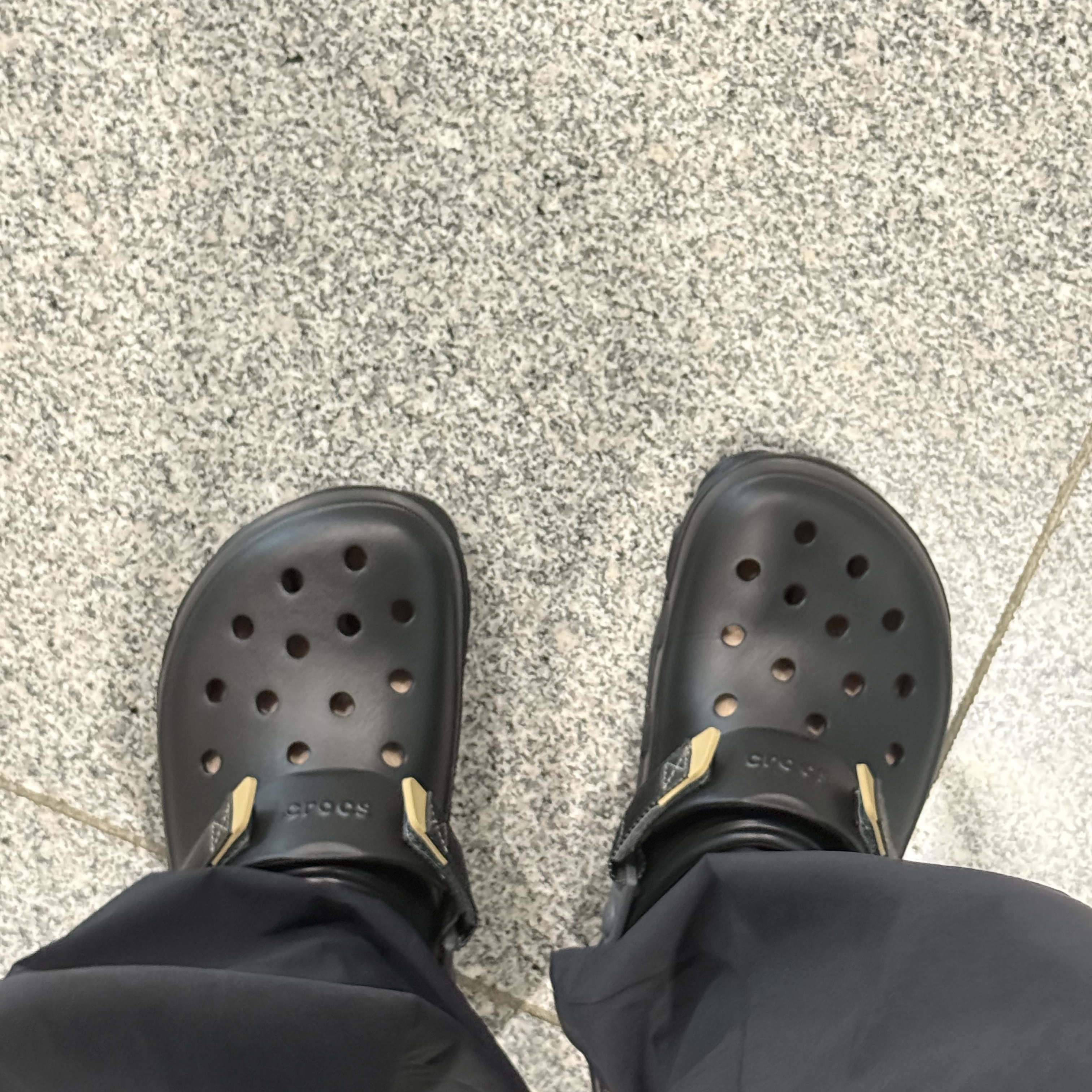 Crocs All Terrain Clog Black 착용 스타일