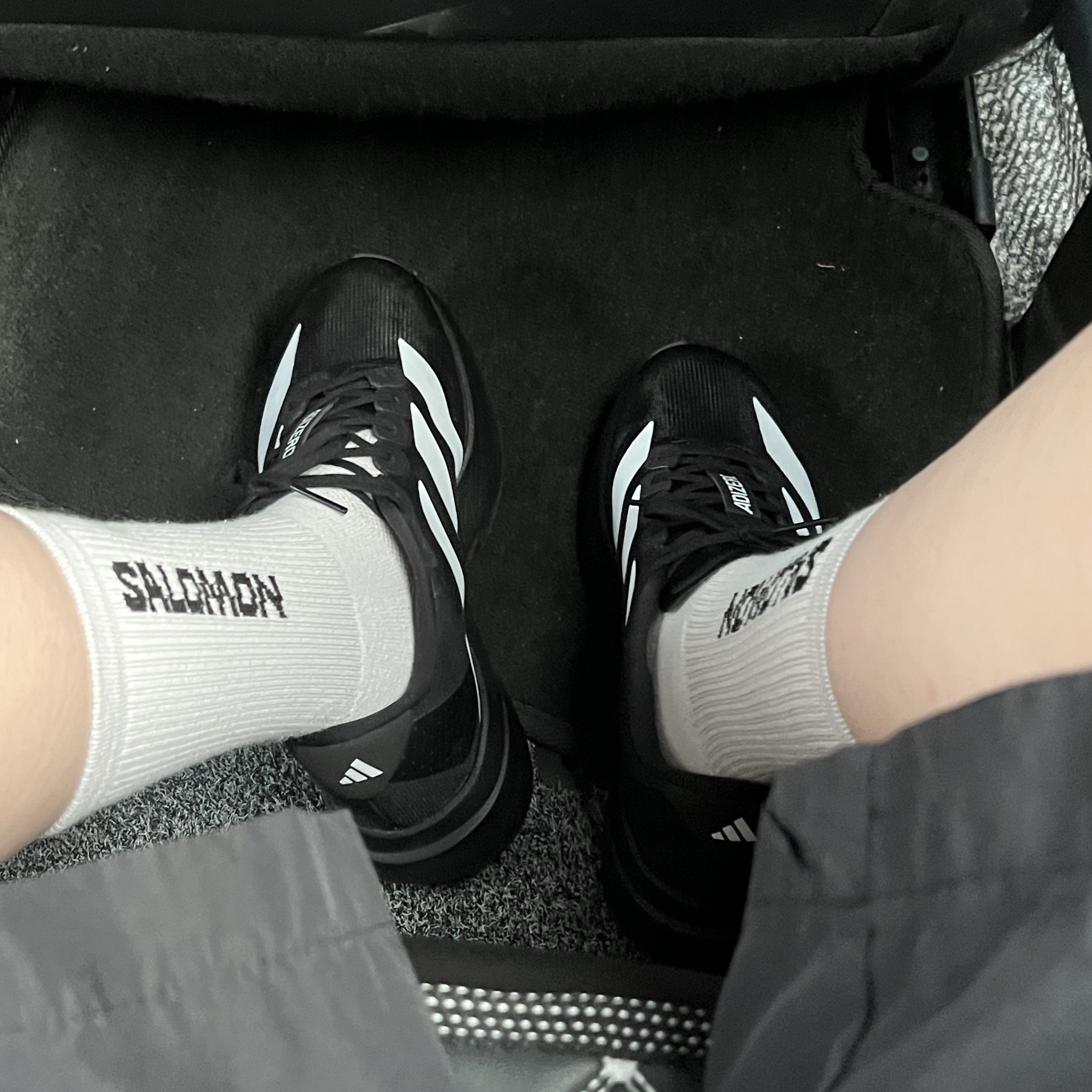 Adidas Adizero EVO SL Core Black Cloud White 착용 스타일 - 2