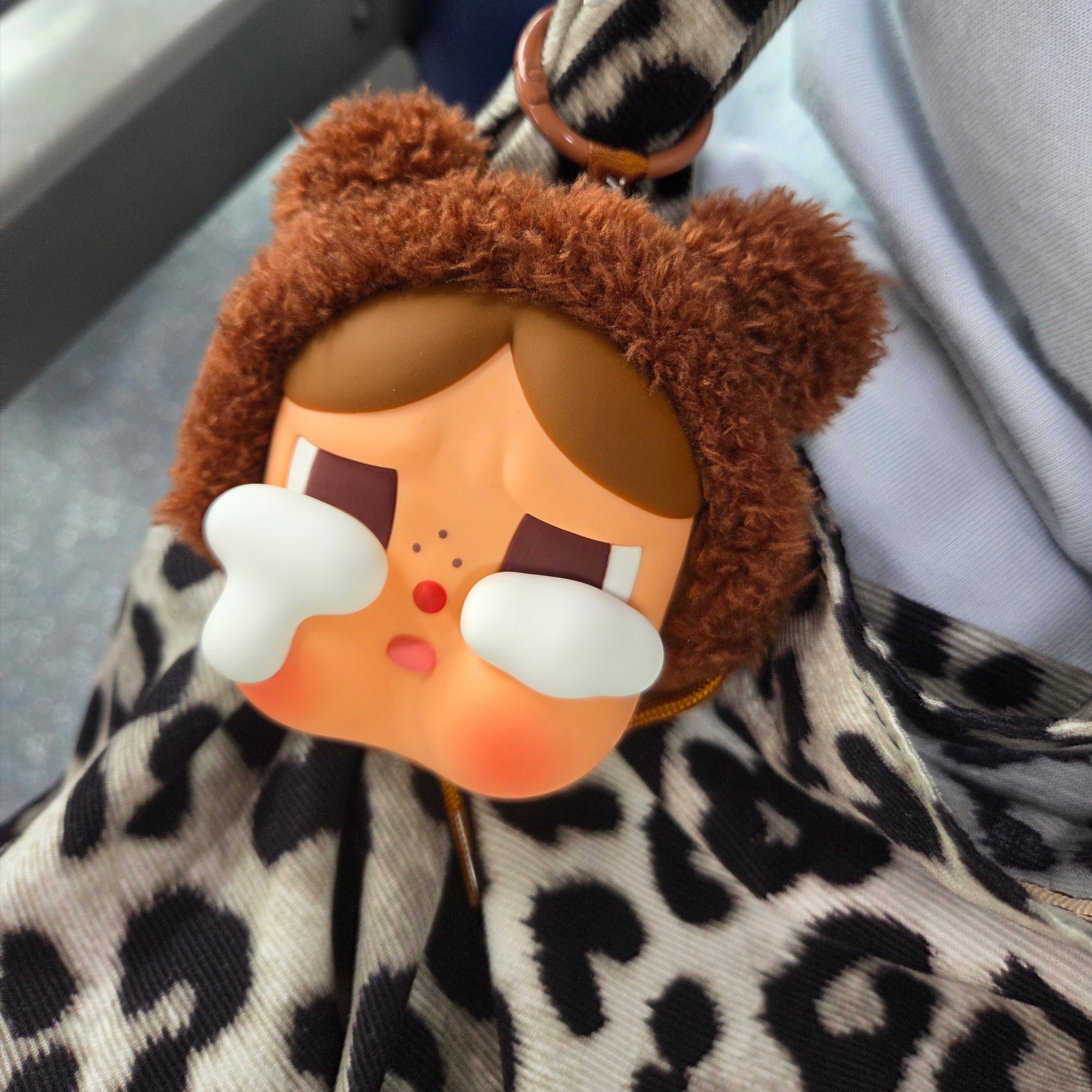 Pop Mart Crybaby Crying Again Series Bear Earphone Bag 착용 스타일