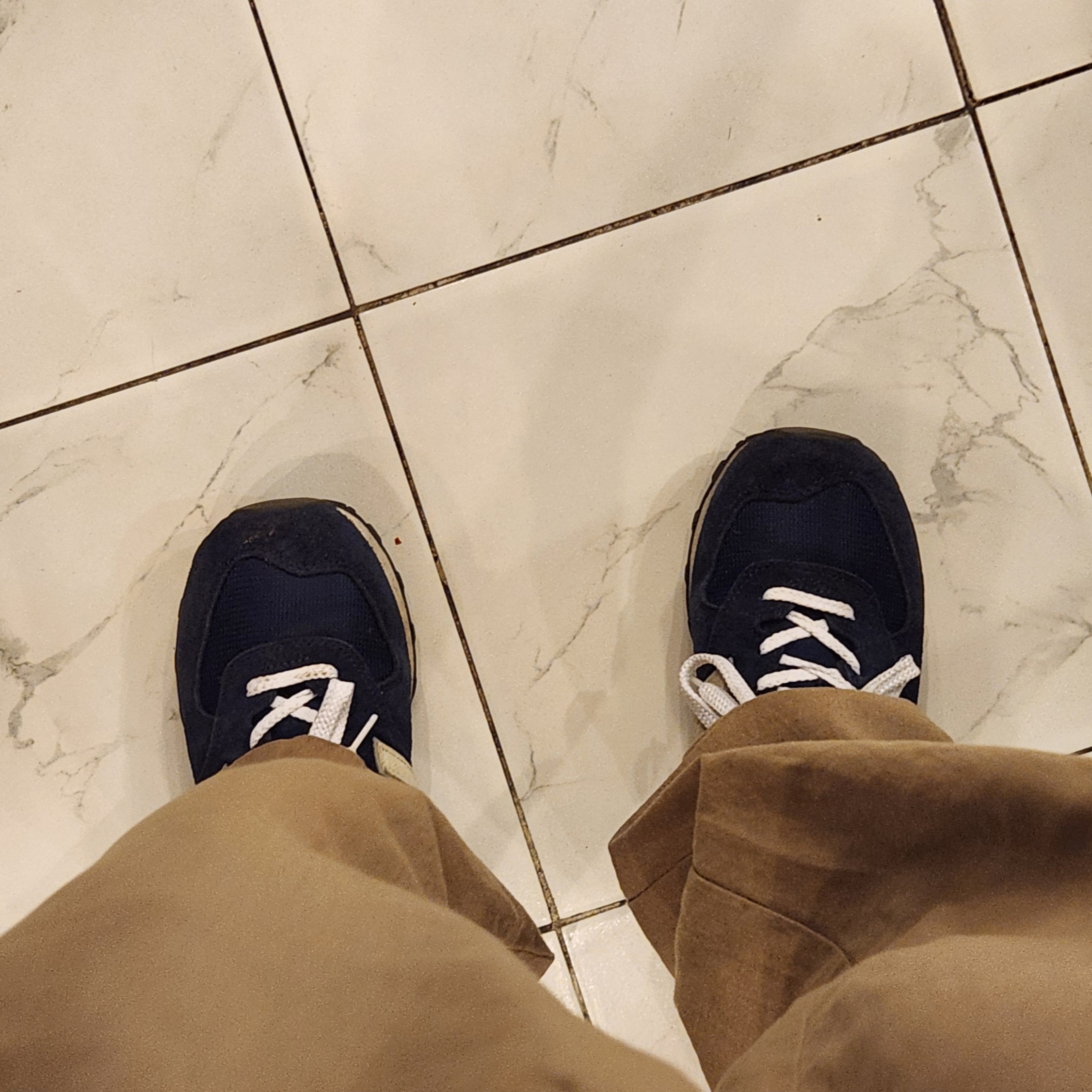 New Balance 574 Classics Reimagined Navy 착용 스타일