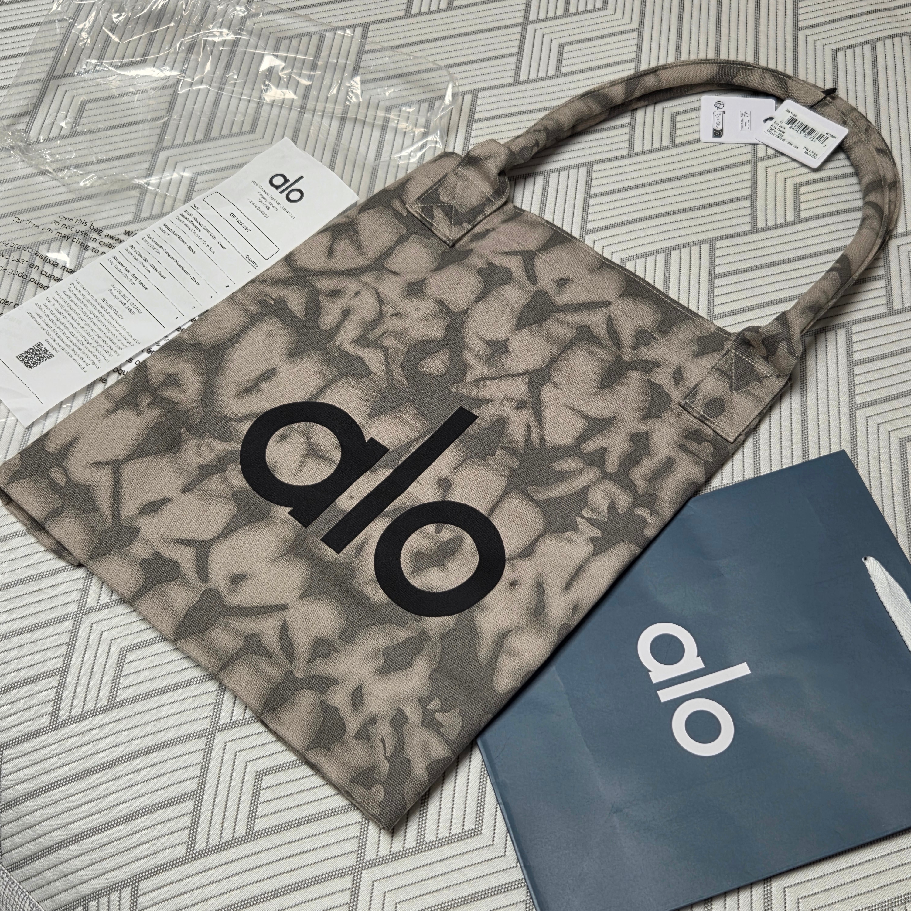 Alo Yoga Iconic Shopper Tote Bag Grey Tiedye 착용 스타일