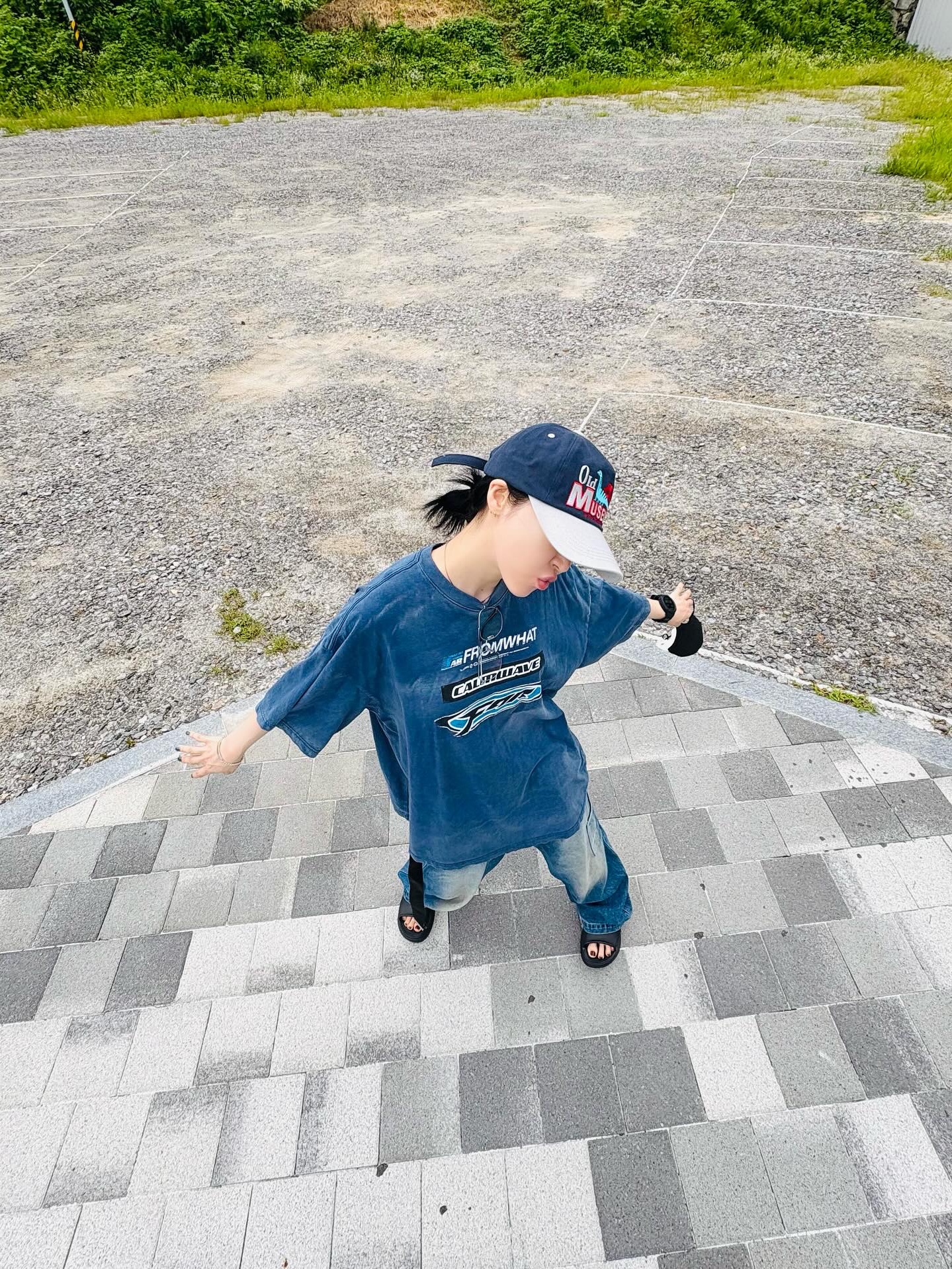 Farfromwhat Far Washed Logo T-Shirts Navy 착용 스타일 - 1