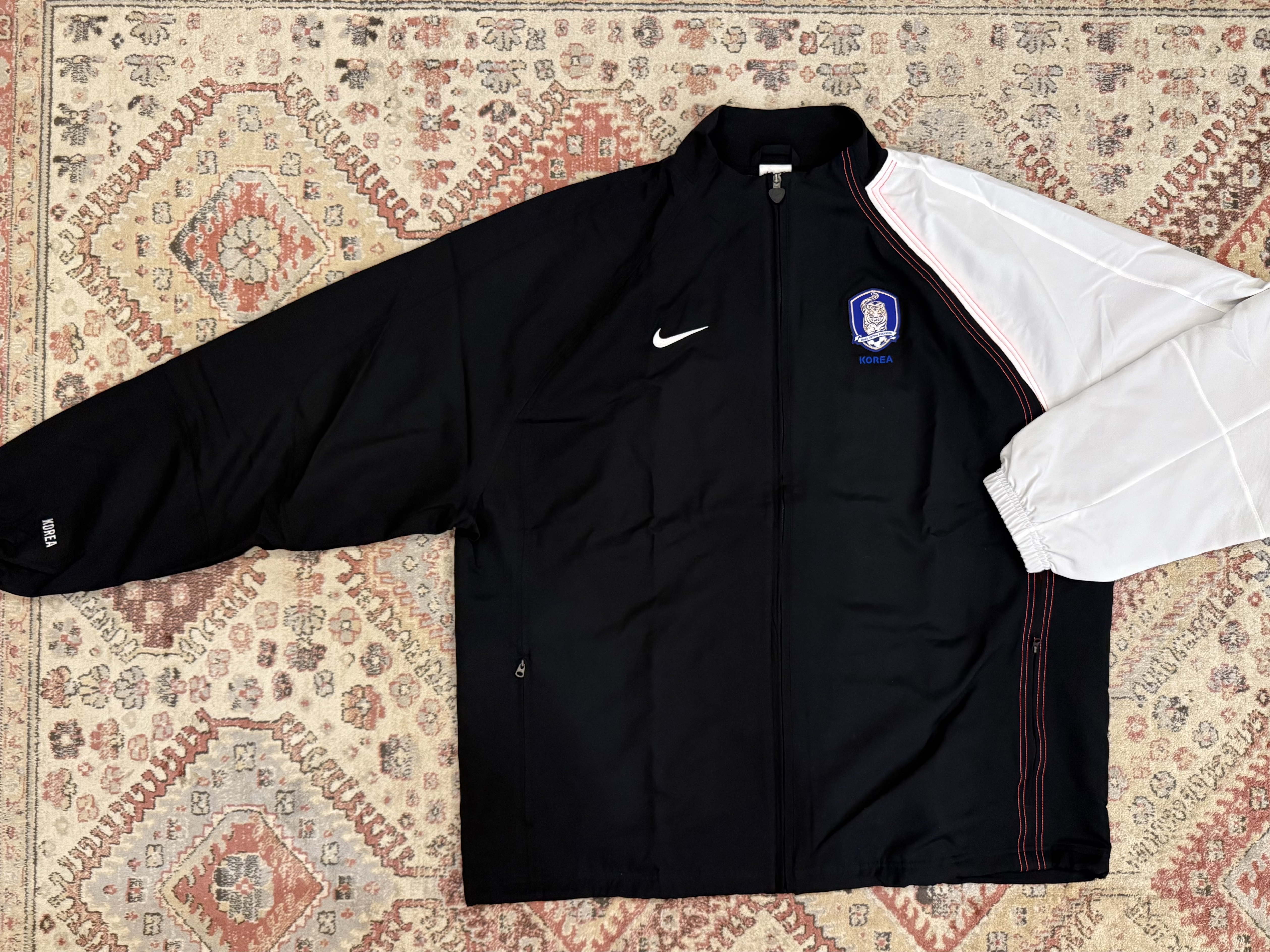 Nike South Korea 2004 Total 90 Reissue Soccer Replica Track Jacket (HV4439-010) 착용 스타일 - 1