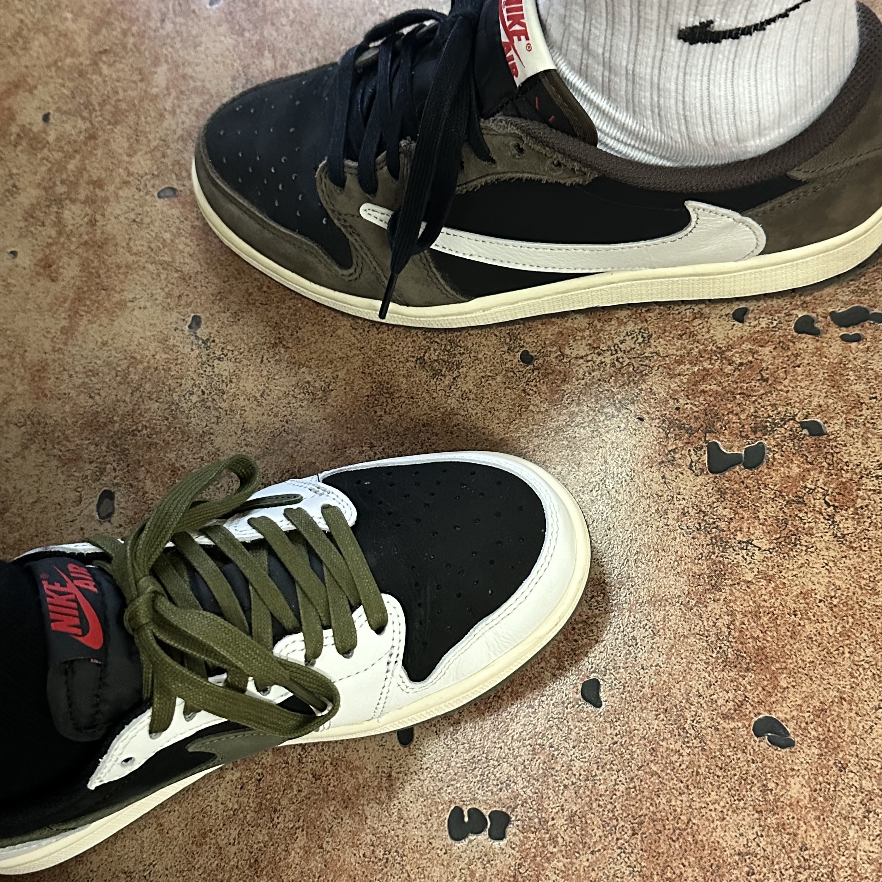 Jordan 1 x Travis Scott Retro Low OG SP Mocha, (W) Jordan 1 x Travis Scott Retro Low OG SP Medium Olive 착용 스타일