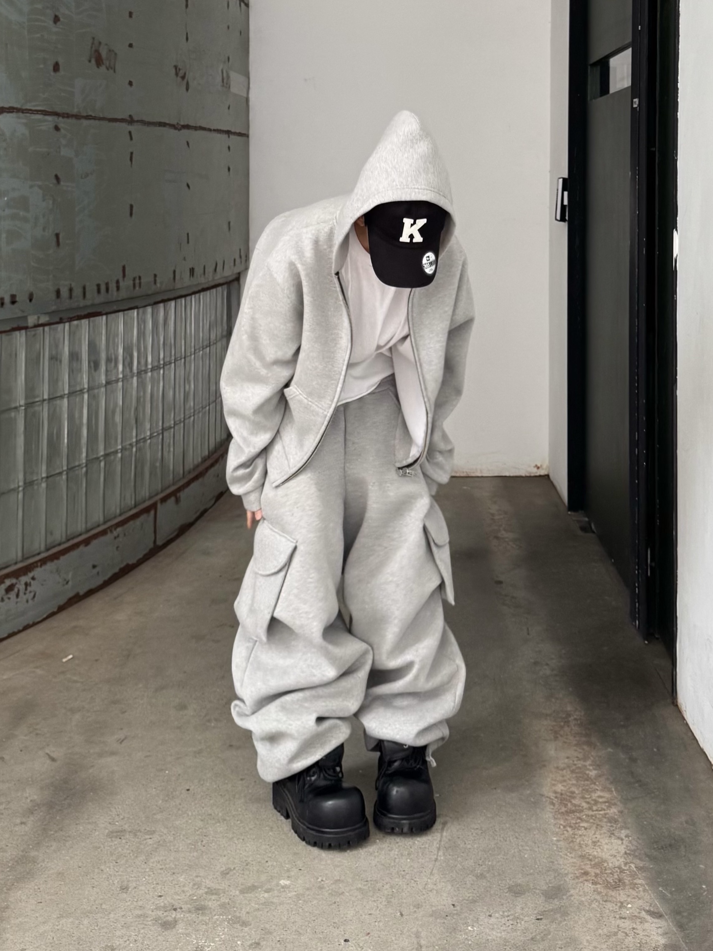 MJD X KOIN SEOUL Wide Cargo Sweat Pants, [KREAM 단독] Kamien x KOIN SEOUL K Logo Ball Cap Black 착용 스타일 - 3