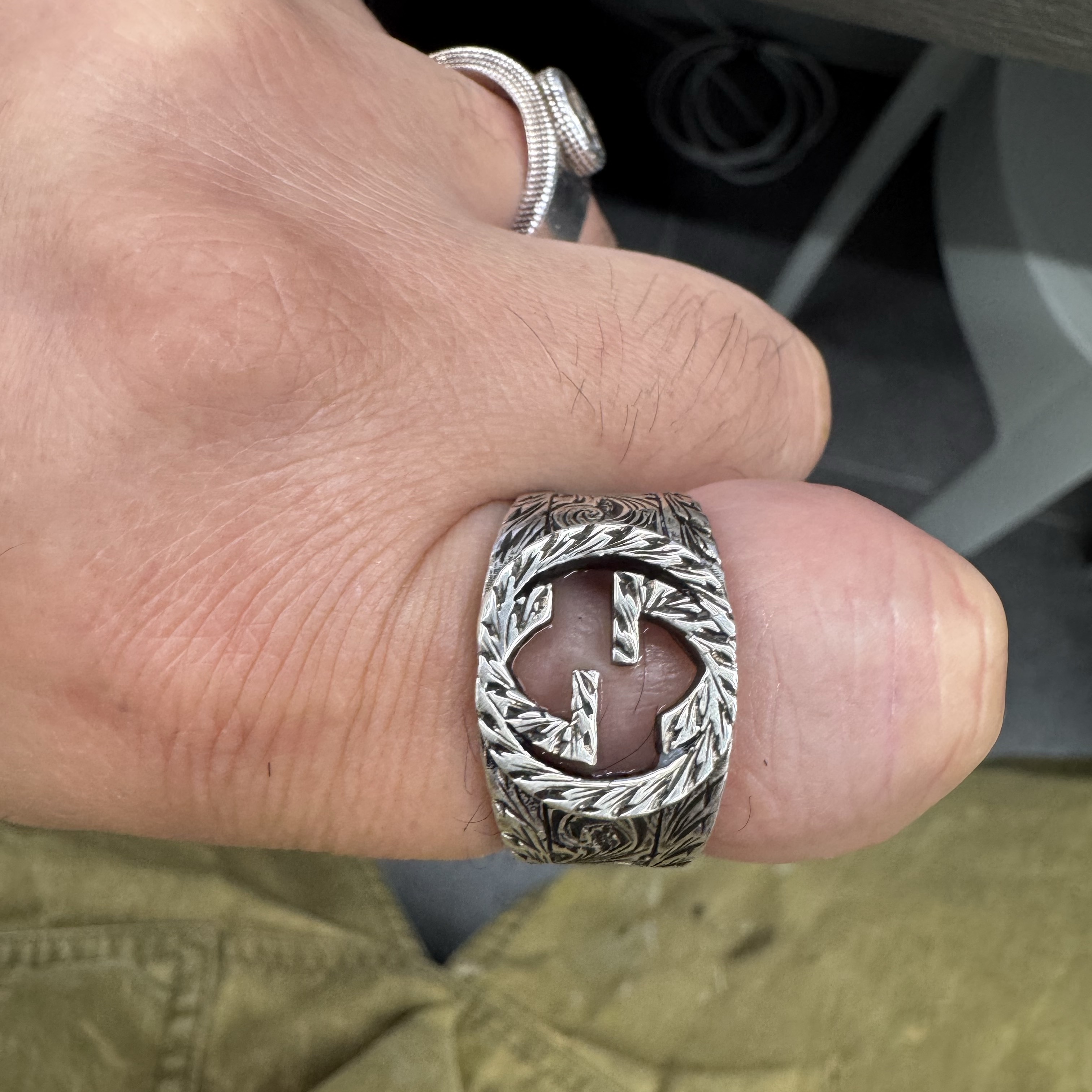 Gucci Interlocking G Ring Silver 착용 스타일