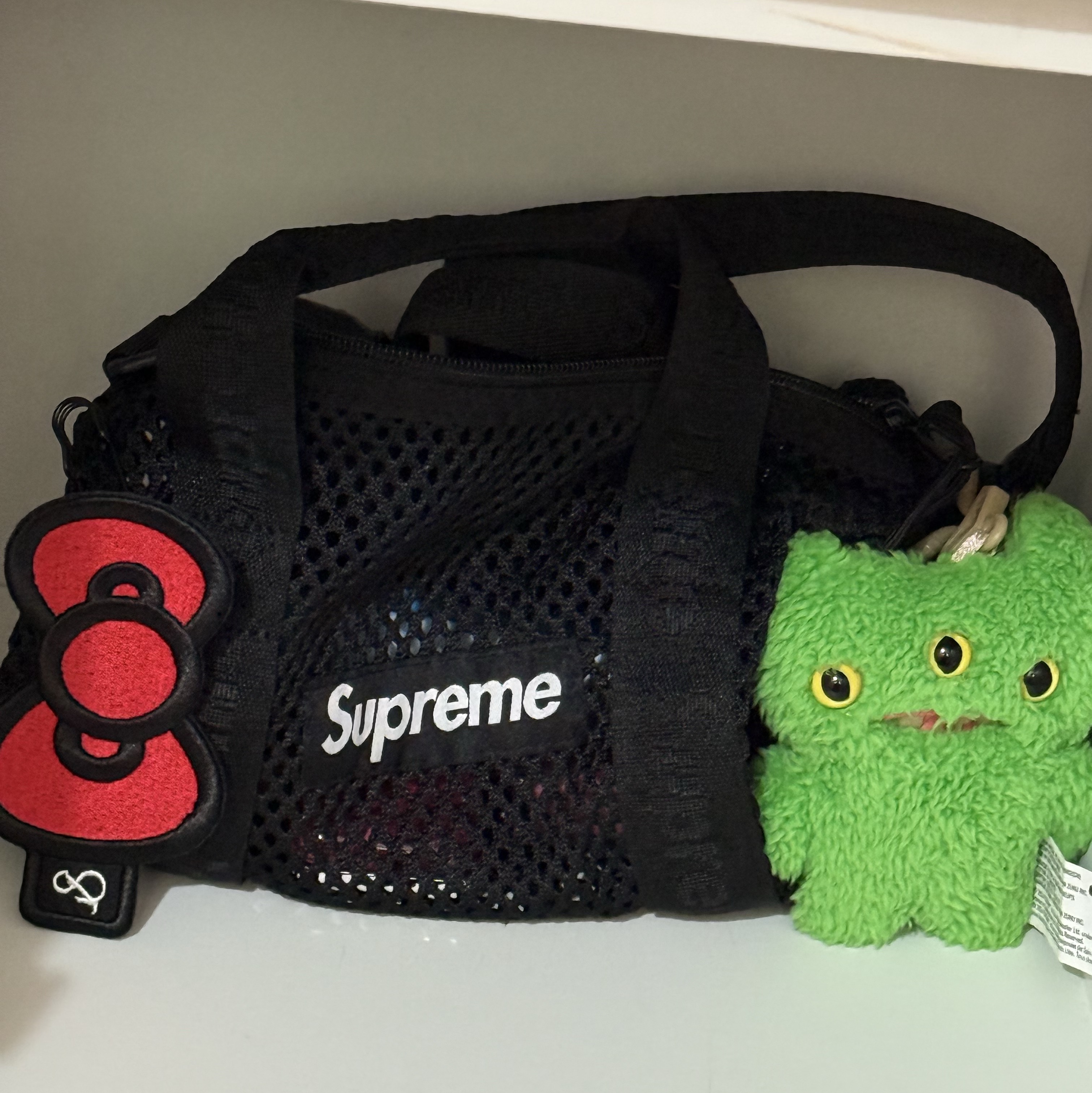 Supreme Mesh Mini Duffle Bag Black - 25SS, Joseph&Stacey Lucky Hello Kitty Ribbon Embroidery Wappen Red 착용 스타일
