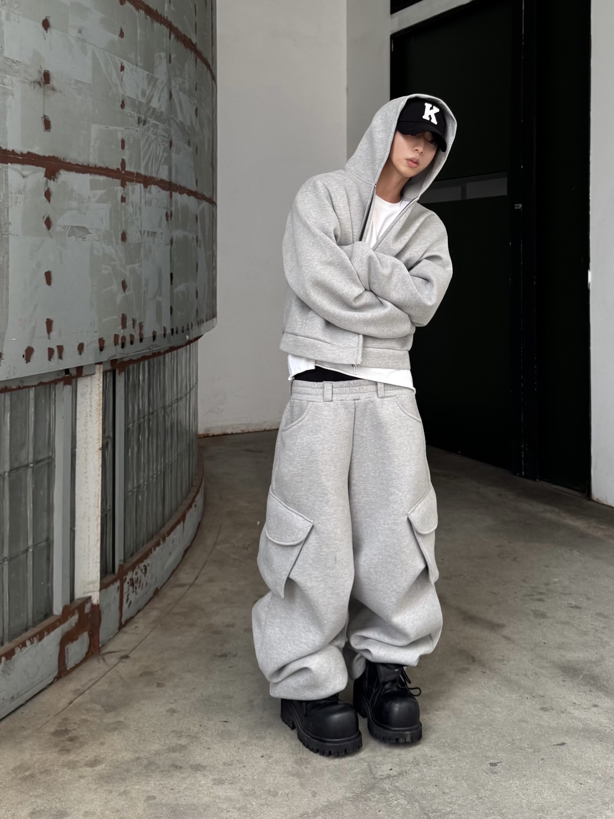 MJD X KOIN SEOUL Wide Cargo Sweat Pants, [KREAM 단독] Kamien x KOIN SEOUL K Logo Ball Cap Black 착용 스타일 - 1