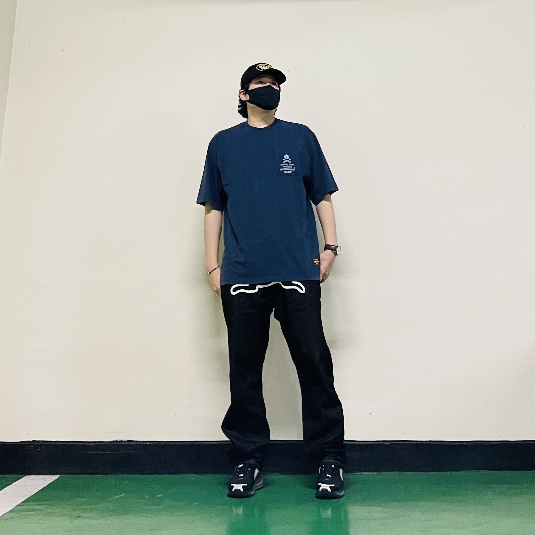 Palace x Neighborhood Pocket T-Shirt Indigo - 25FW, Palace x Neighborhood Mesh Trucker Black Denim - 25FW 착용 스타일 - 5
