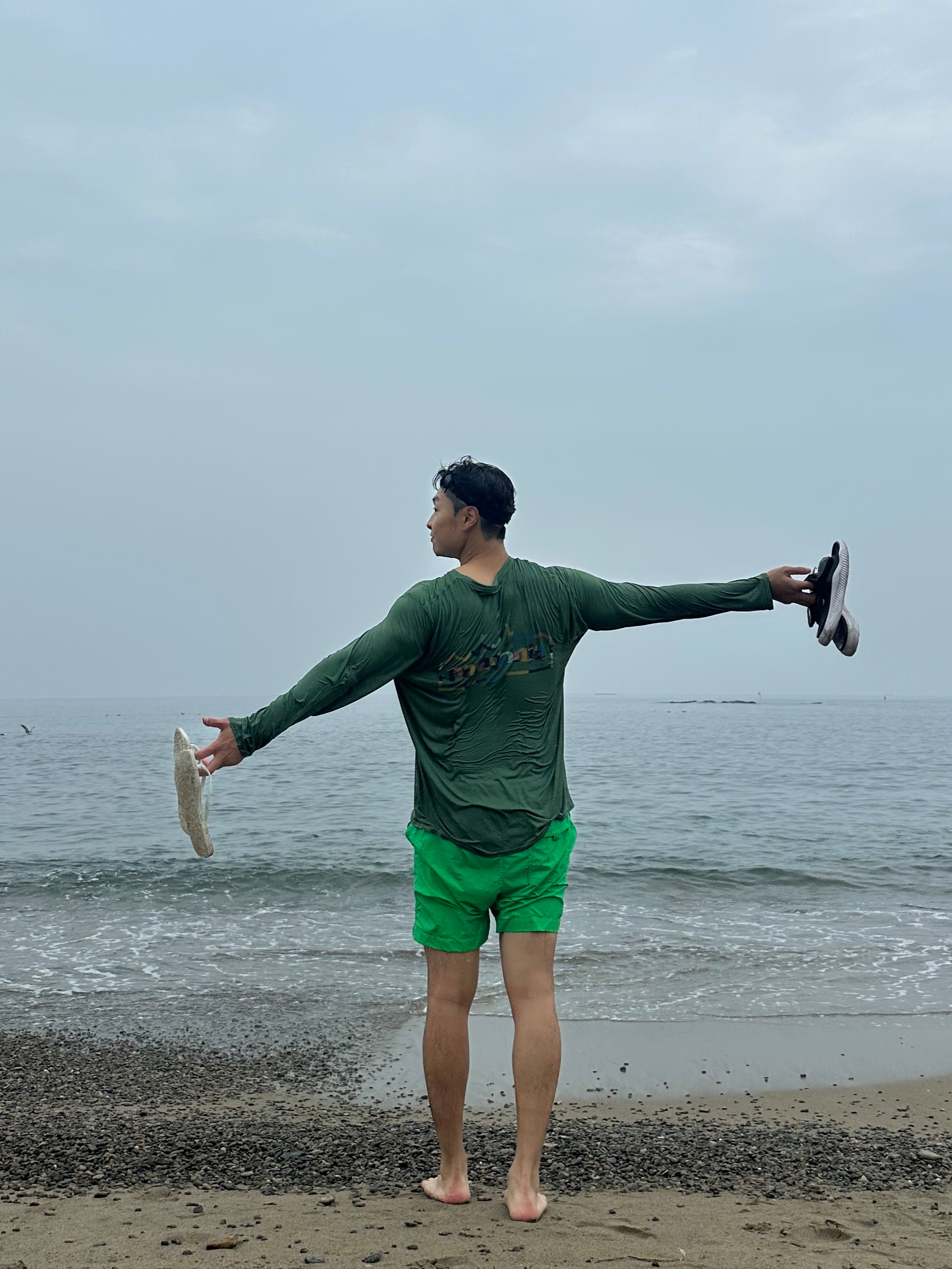Patagonia Long Sleeve Capilene Cool Daily Graphic Shirt Unity Fitz Pumice X-Dye, Adidas Alphabounce Slide Cloud White Core Black 착용 스타일 - 3