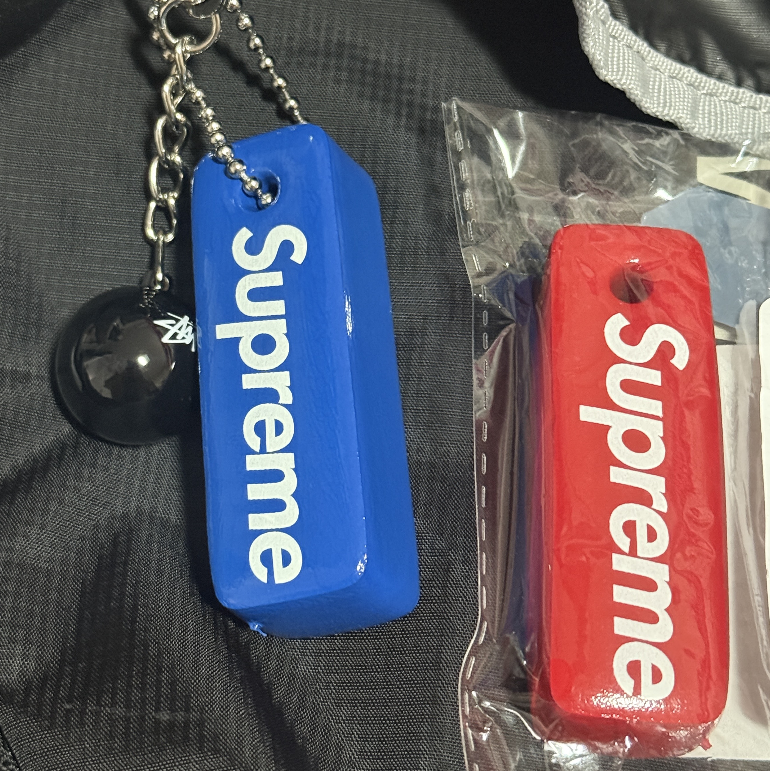Supreme Floating Keychain Faded Blue - 23FW, Supreme Floating Keychain Red - 23FW 착용 스타일