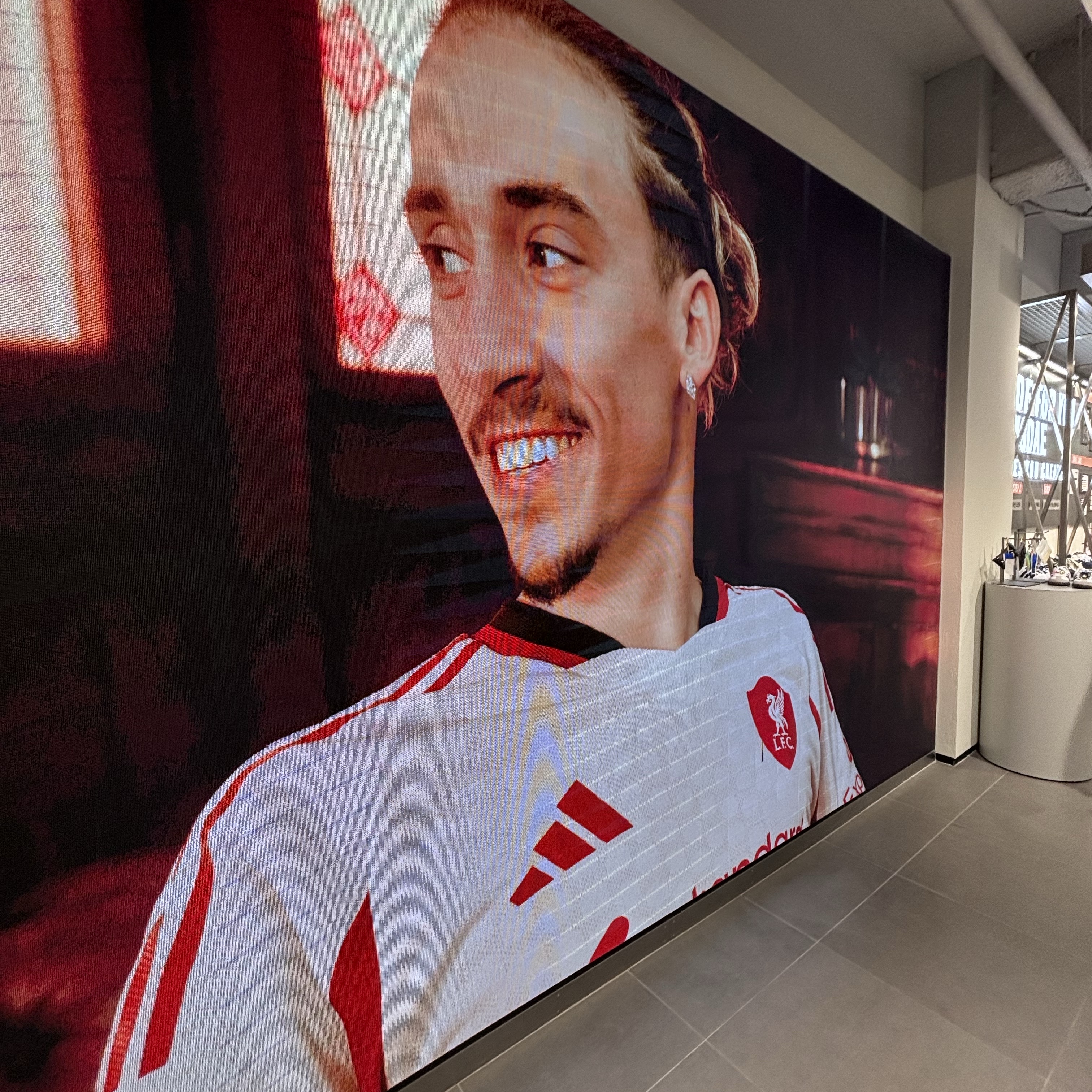 Adidas Liverpool FC 2025/26 Home Long Sleeve Jersey Strawberry Red - KR Sizing (Non Marking Ver.), Adidas Real Madrid 2024/25 Home Jersey White - KR Sizing (Non Marking Ver.) 착용 스타일 - 2