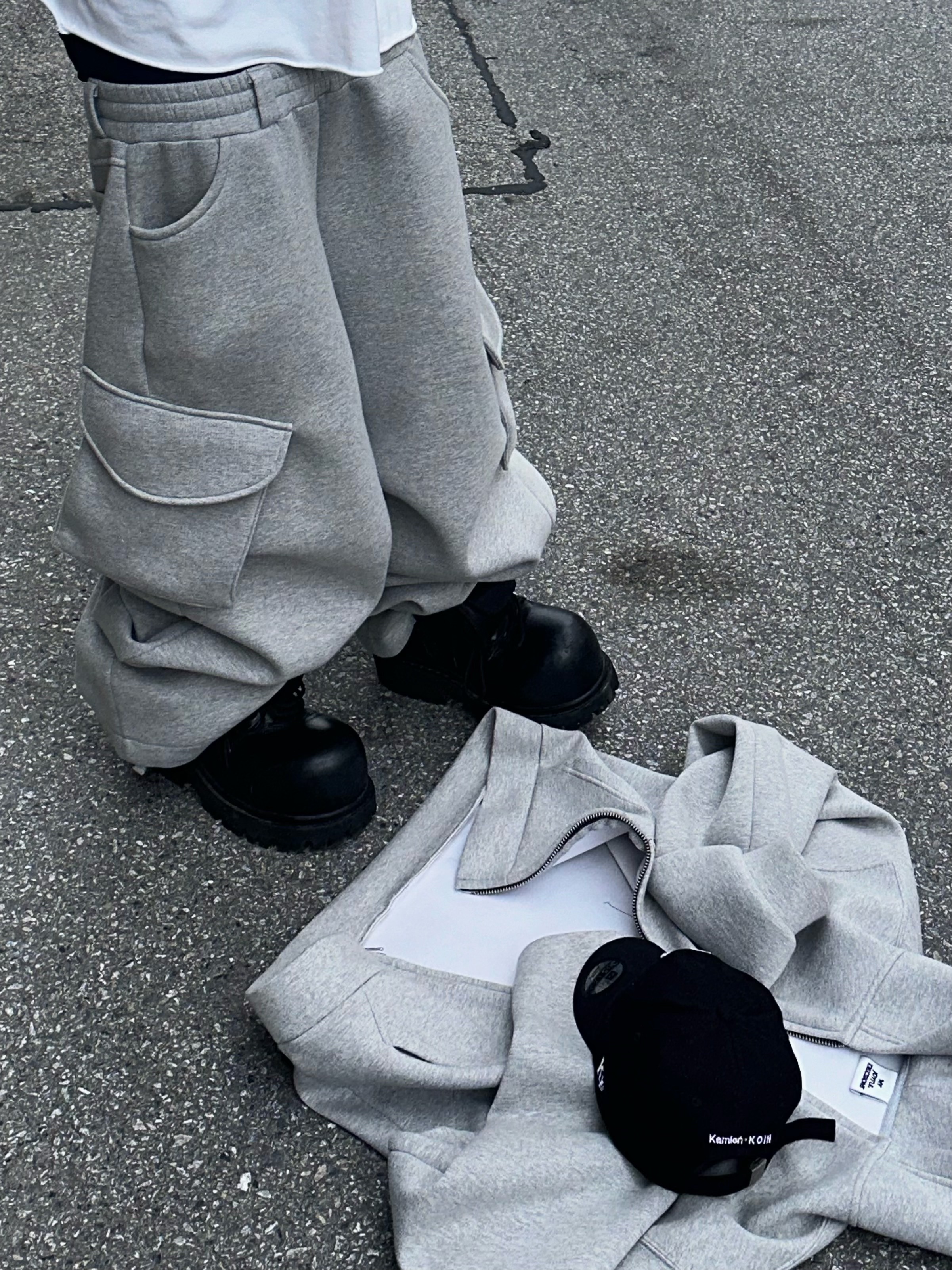 MJD X KOIN SEOUL Wide Cargo Sweat Pants, [KREAM 단독] Kamien x KOIN SEOUL K Logo Ball Cap Black 착용 스타일 - 2