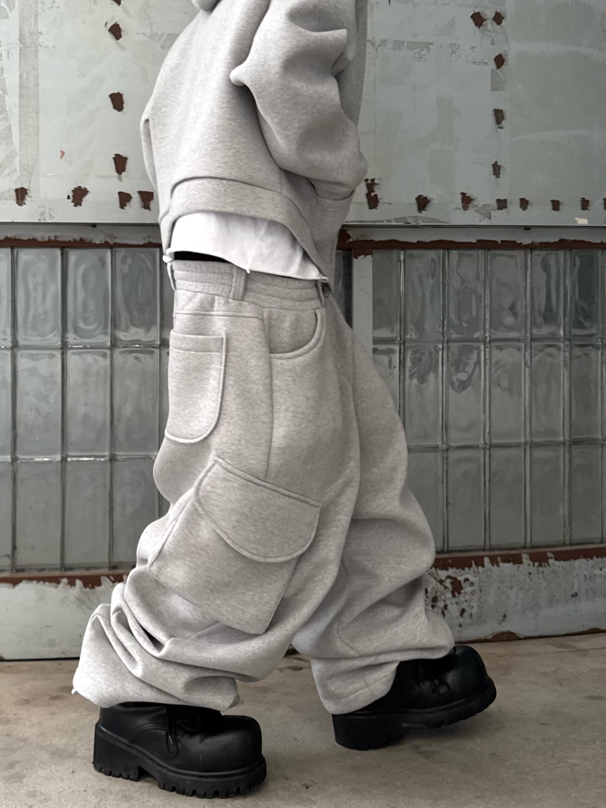 MJD X KOIN SEOUL Wide Cargo Sweat Pants, [KREAM 단독] Kamien x KOIN SEOUL K Logo Ball Cap Black 착용 스타일 - 4