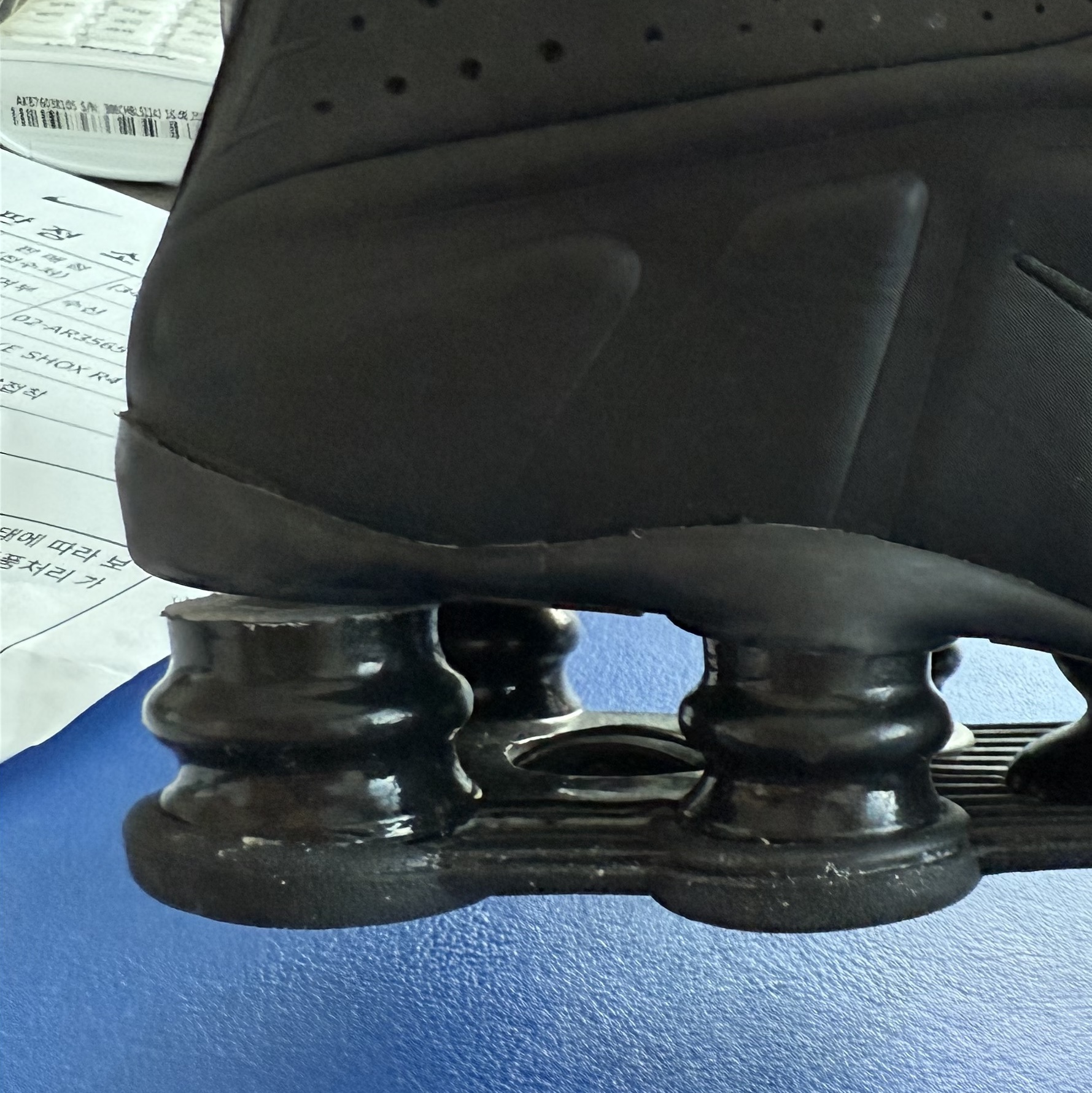 (W) Nike Shox R4 Black 착용 스타일 - 2