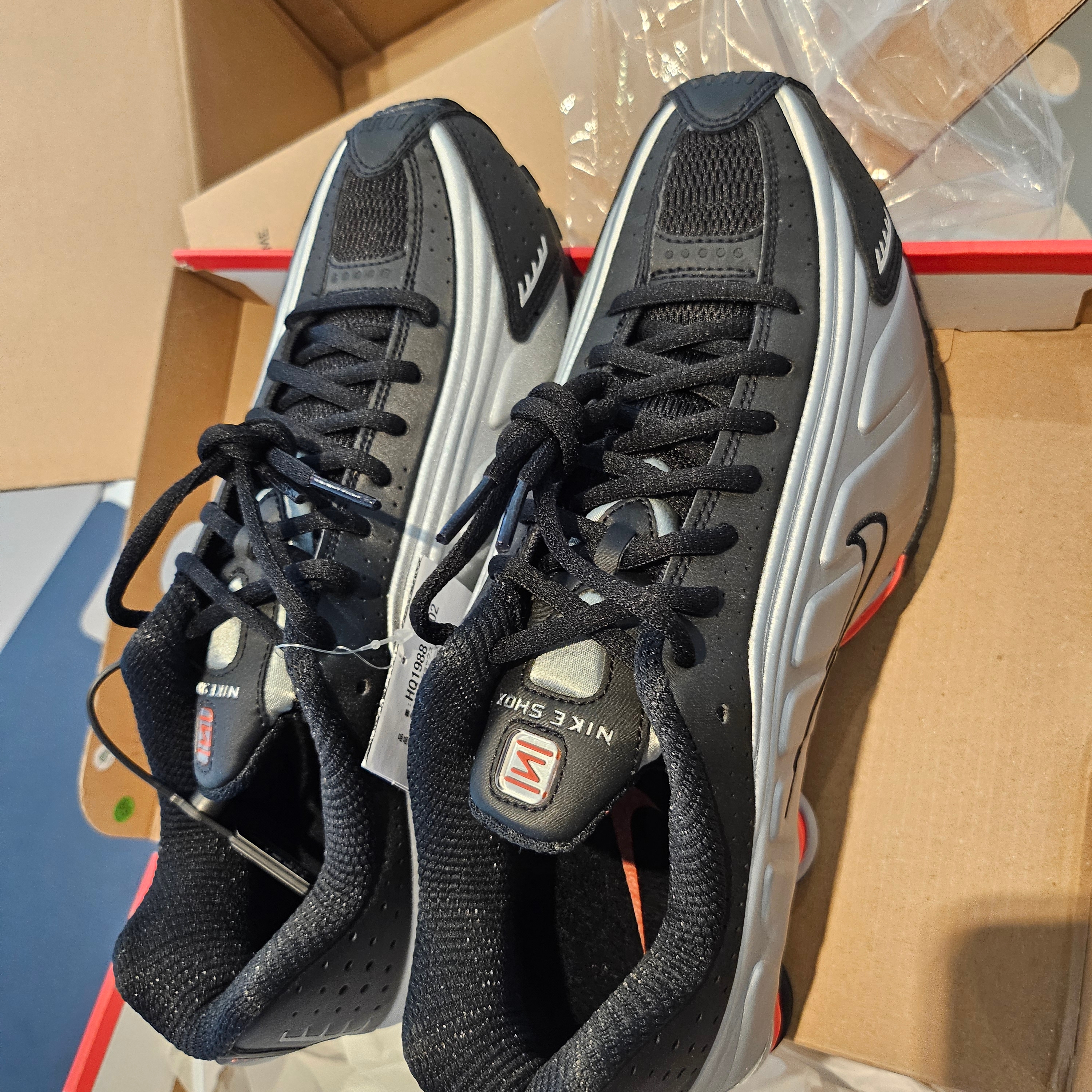 Nike Shox R4 Metallic Silver Red 착용 스타일