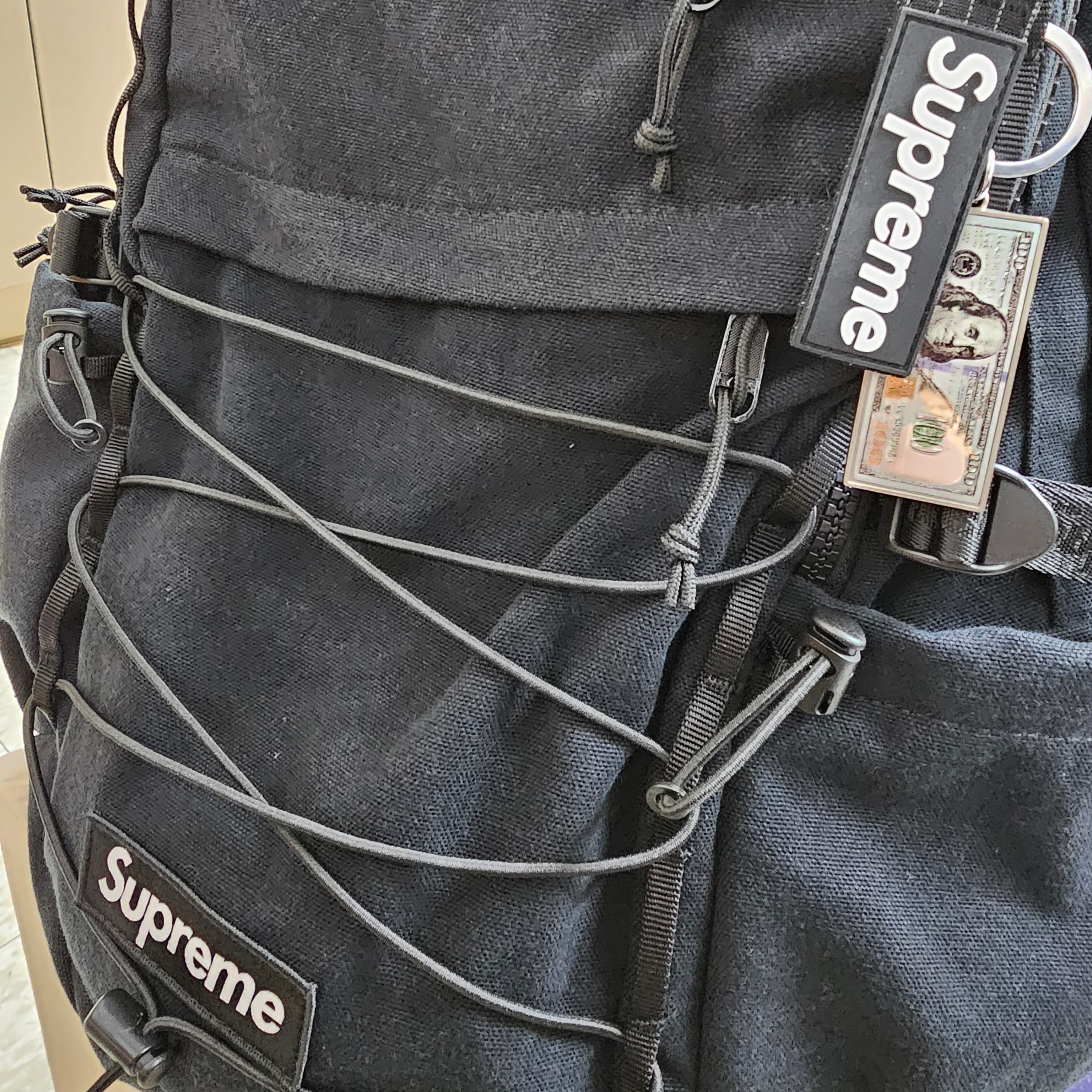 Supreme Ripstop Keychain Black - 24SS, Supreme Backpack Black - 25SS 착용 스타일
