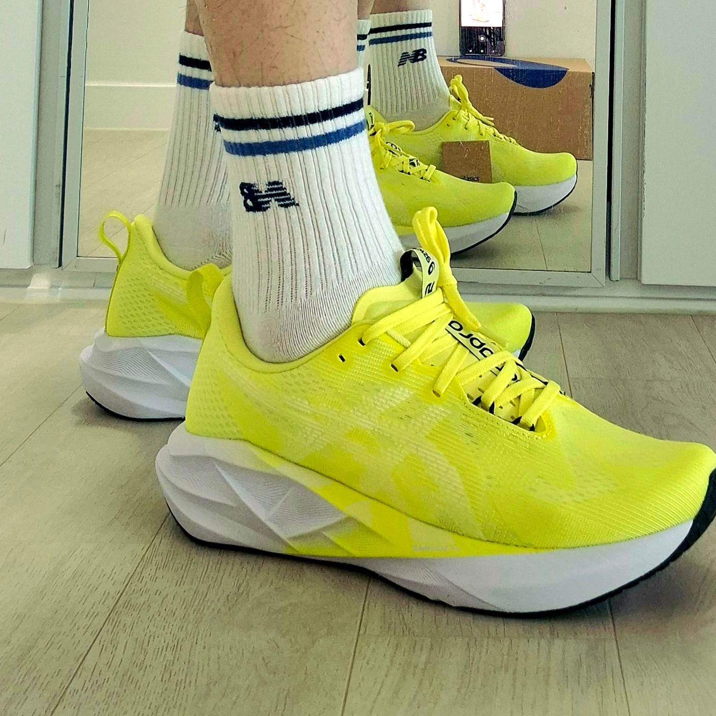 Asics Novablast 5 Citron White 착용 스타일 - 2