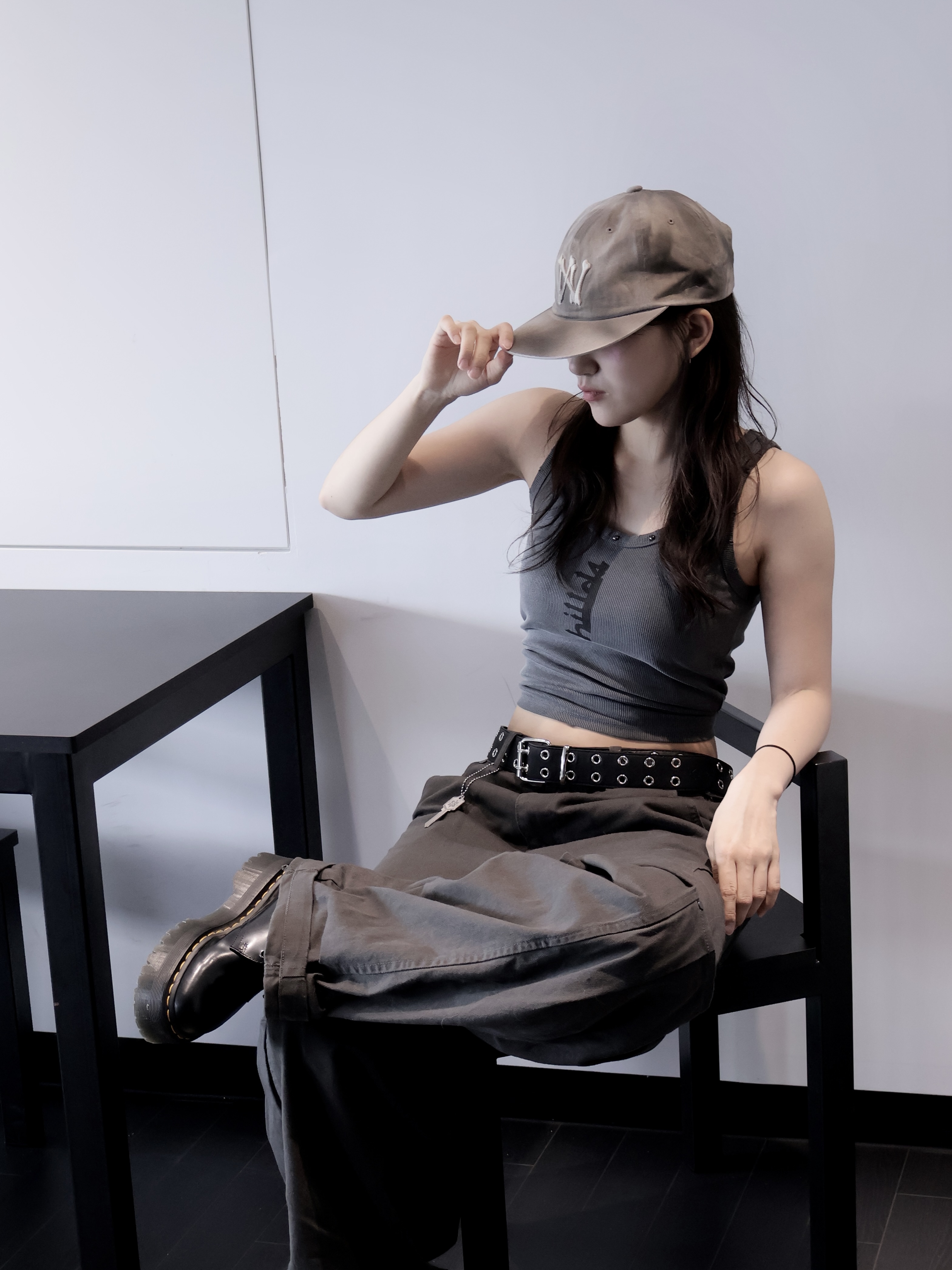 [KREAM Exclusive] Aoiro 6-Panel Bone A/N Cap Mud, Dr. Martens Women 1461 Quad Black 착용 스타일 - 3
