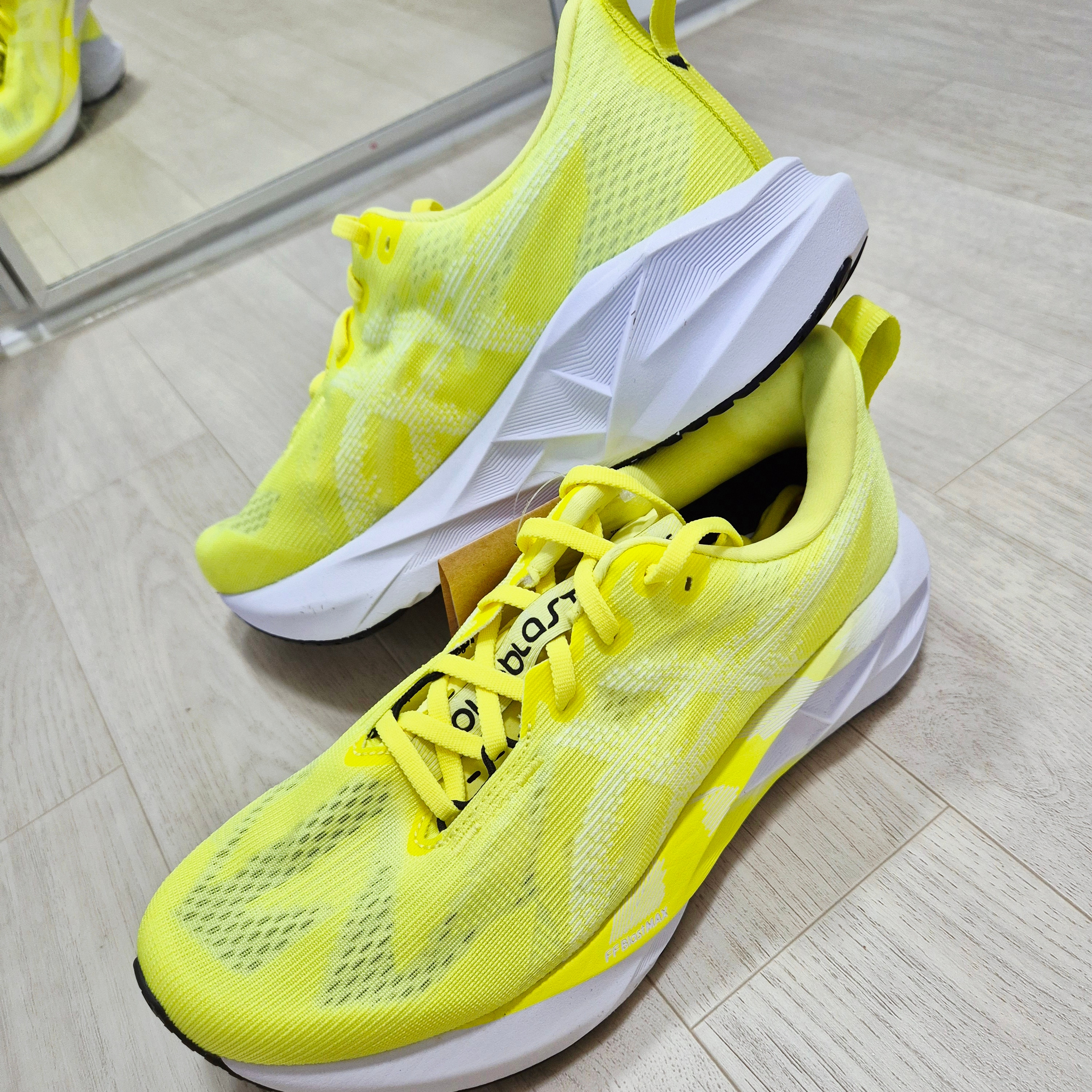 Asics Novablast 5 Citron White 착용 스타일 - 3