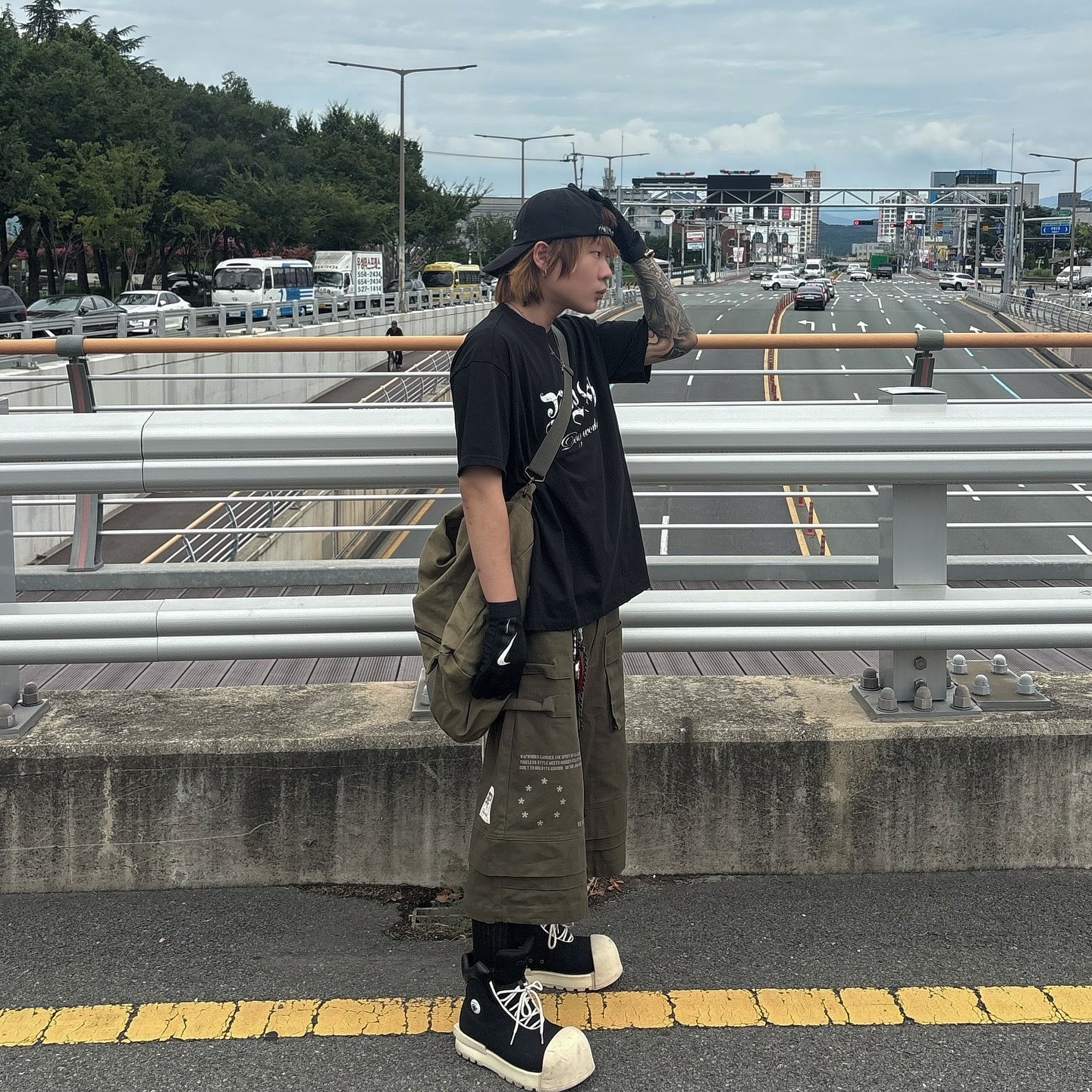 Wapworks Dayworker T-Shirt Black, Wapworks Engineered Oxford Bermuda Khaki 착용 스타일 - 2