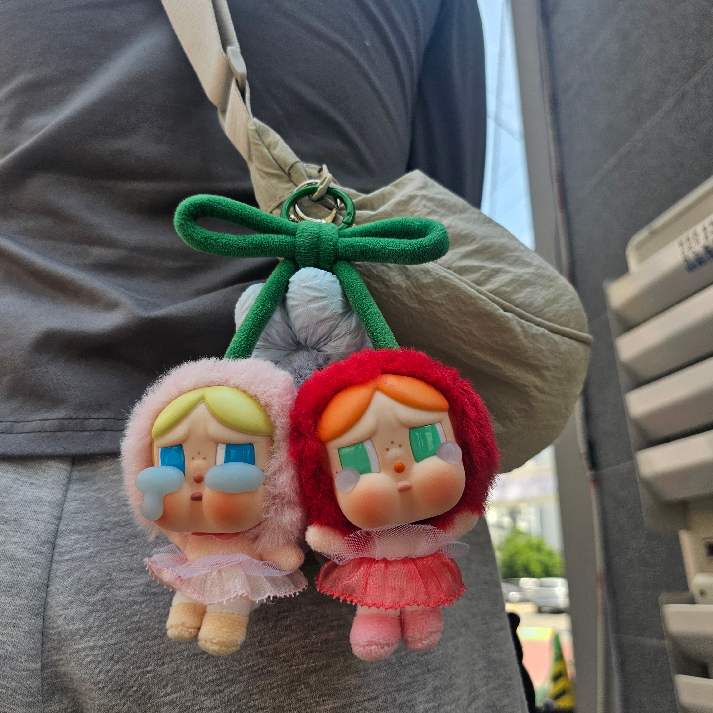 Pop Mart Crybaby Crying For Love Series Vinyl Plush 착용 스타일 - 2