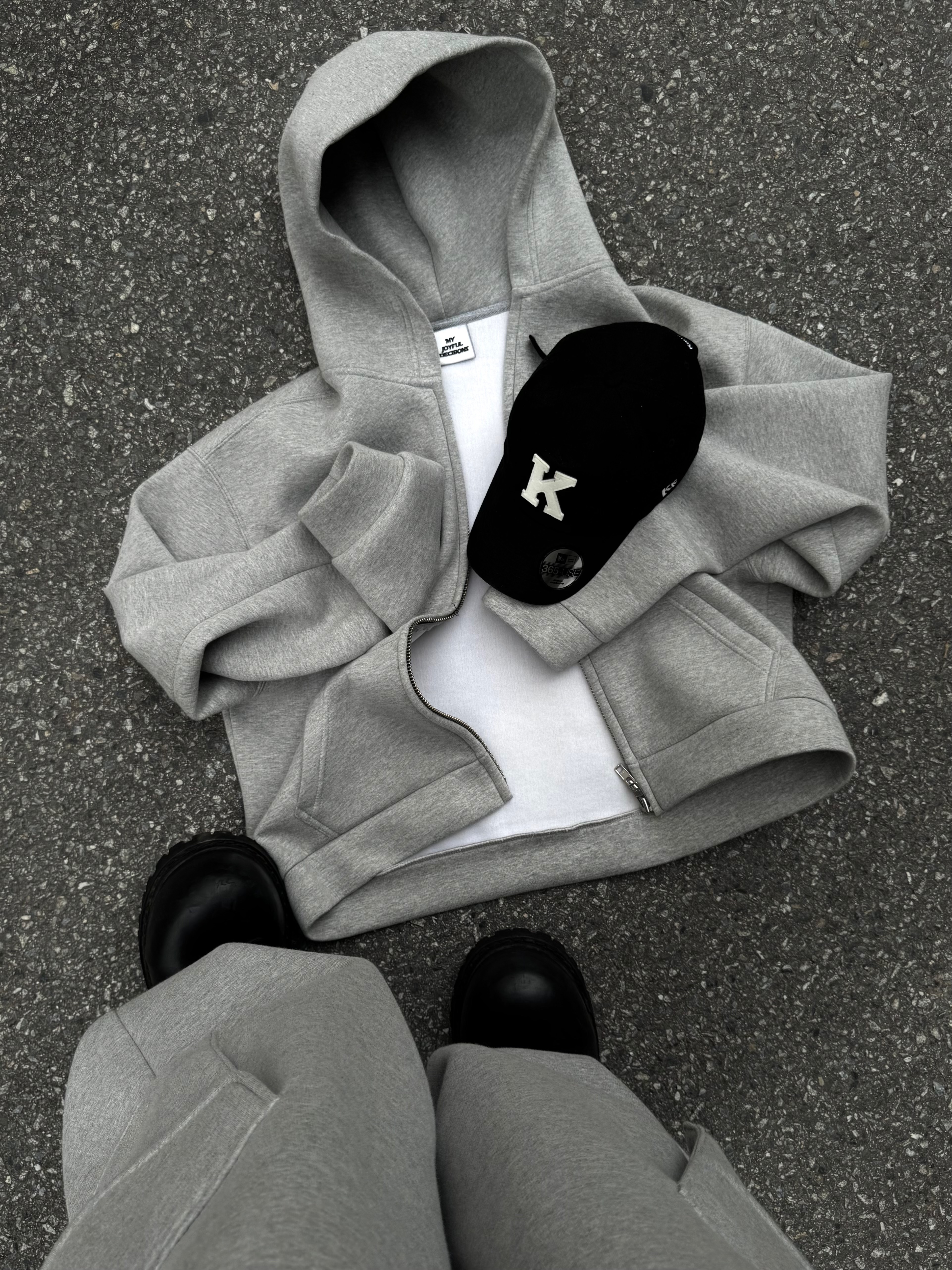 MJD X KOIN SEOUL Wide Cargo Sweat Pants, [KREAM 단독] Kamien x KOIN SEOUL K Logo Ball Cap Black 착용 스타일 - 8